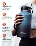 Bouteille d'eau demi Gallon isolée avec paille & 3 Les petits, Coolflask 64 oz Jug d'eau Large en acier inoxydable métallique large bouche pour le sport, gym ou bureau, sans BPA garder froid 48H Chaud 24H, Magique Noir