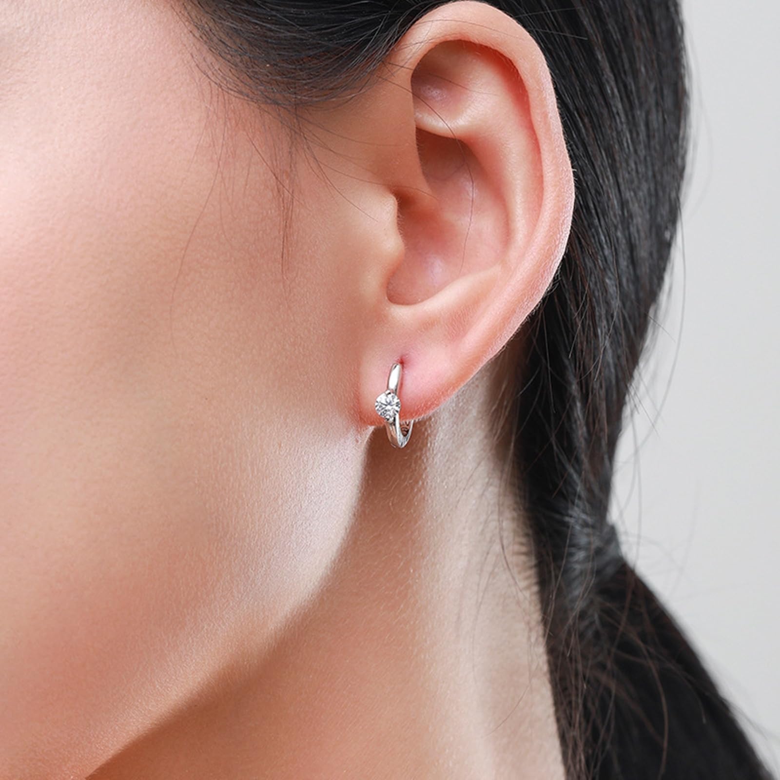 Wycian Pendientes de aro de oro para mujer, aretes delicados de moissanita blanca, solitario dorado para ella