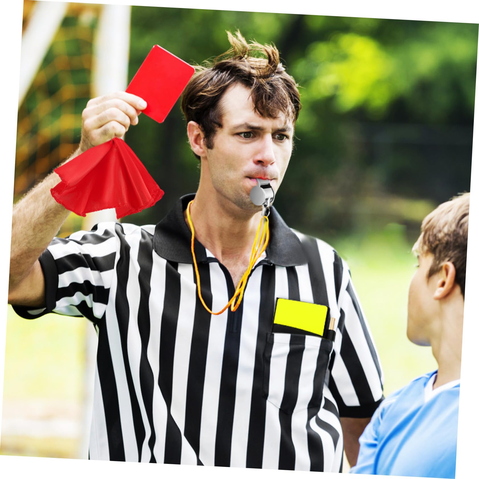 HANABASS 3 Set Completo Cartellini Rossi e Gialli per Arbitri Calcio con Fischietti e Bandiere Utensili Essenziali per Giudizi Precisi e Controllo