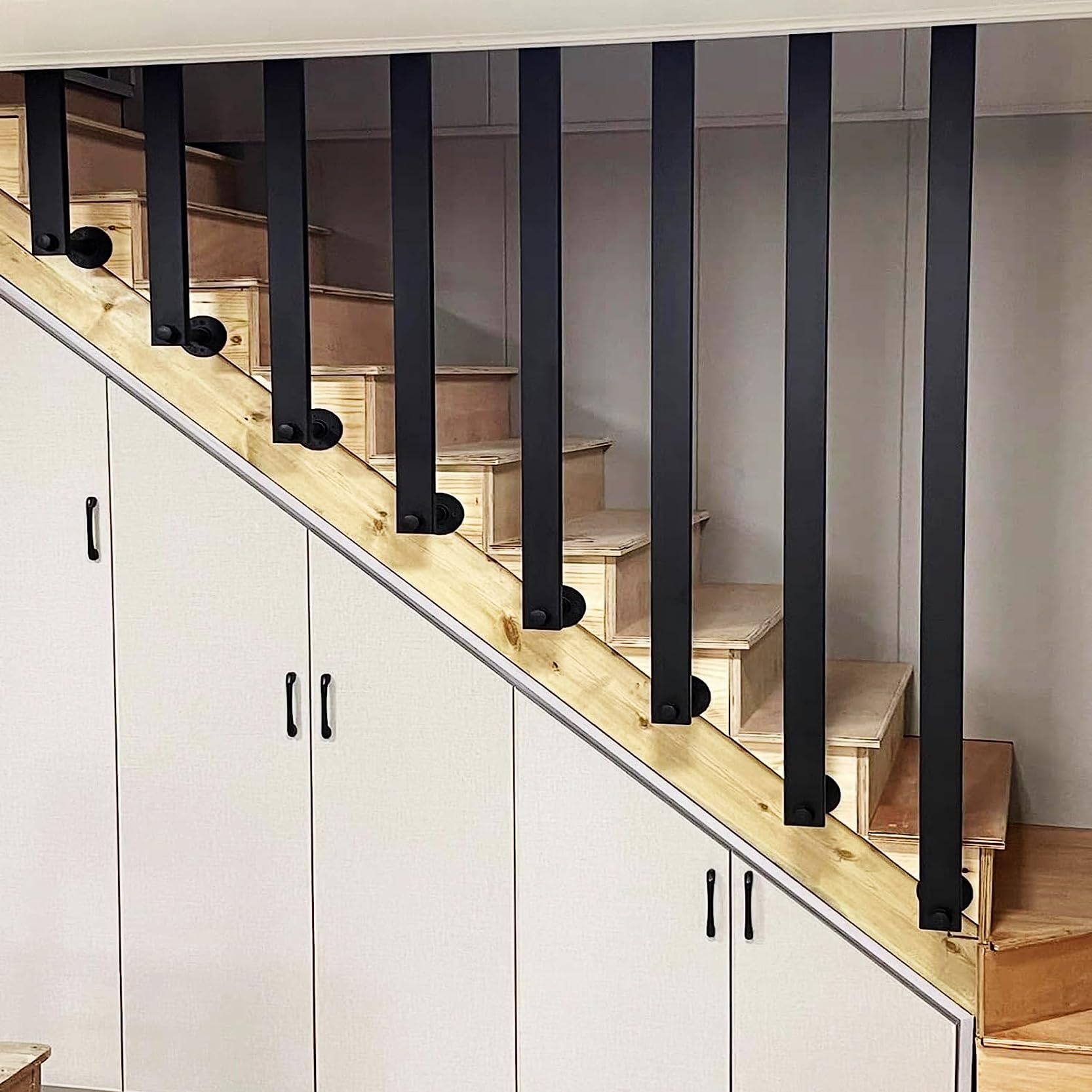 Balustrade de securite interieure d'architecte en fer forge noir en L