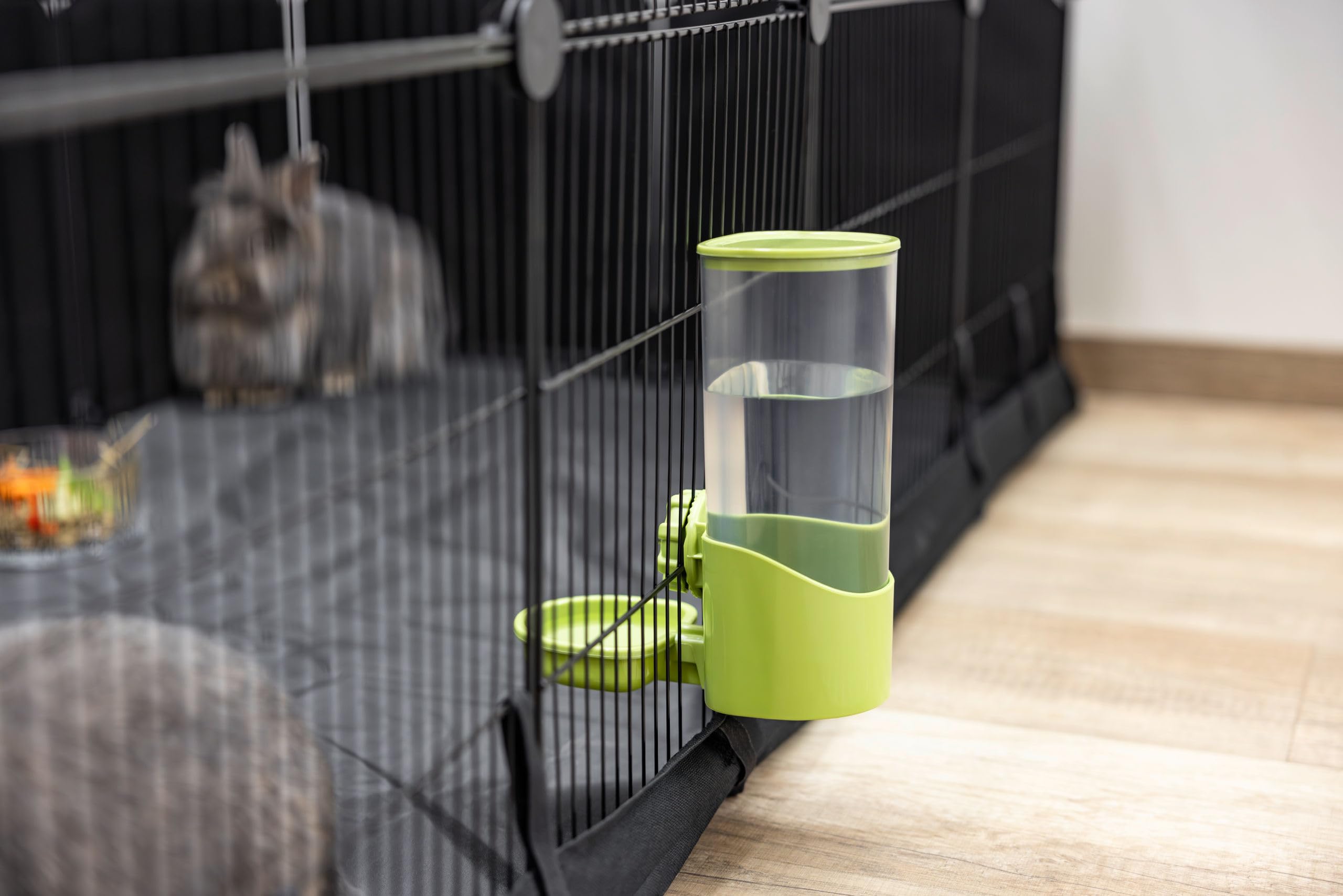 Kerbl Pet Distributore d'Acqua 850 ml, per Conigli e Piccoli Animali, Attacco a griglia, Coperchio Rimovibile, Plastica, Non gocciola, Verde, Trasparente