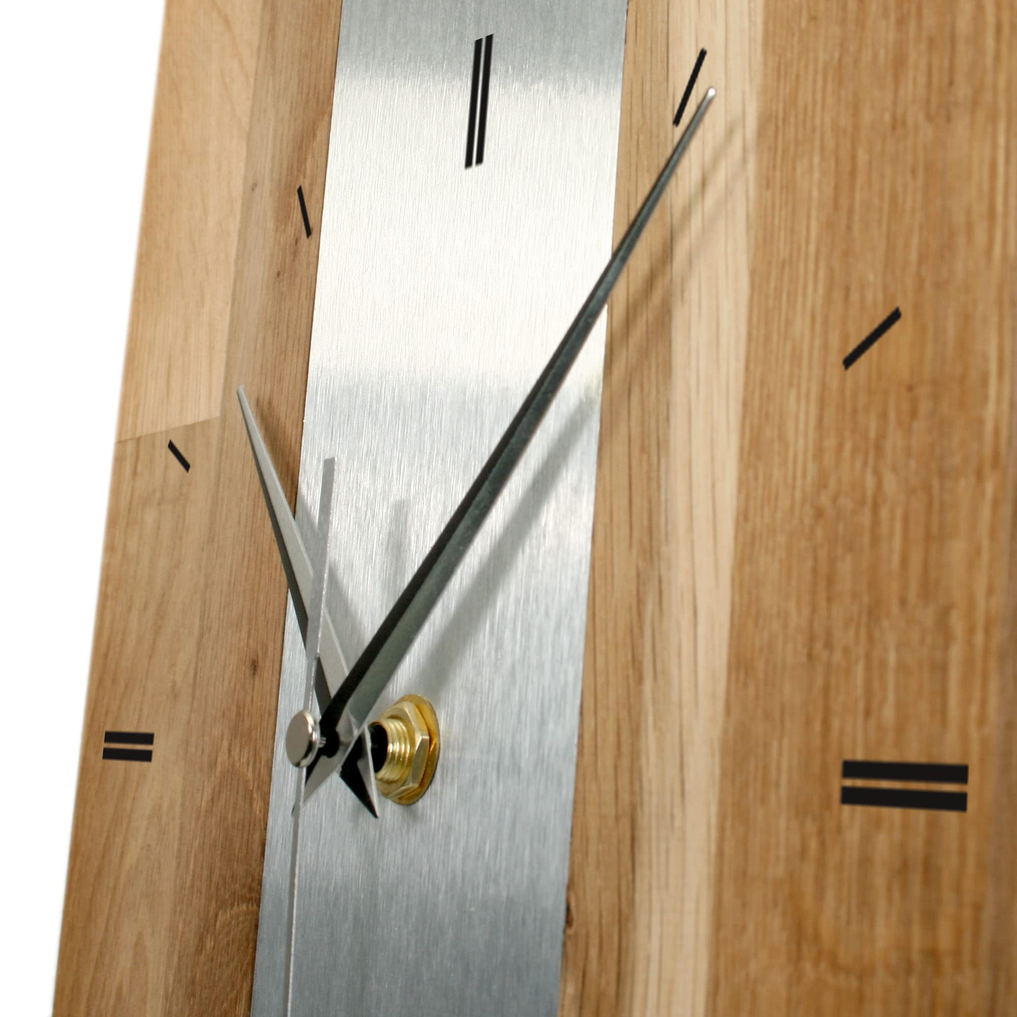 Designer-Wanduhr Silver Stripe lautlose Funkuhr oder Quarzuhr aus Massivholz Buche oder Eiche analog ohne Tickgeräusche 60x20cm metallic modern Luxus Made in Germany (Funkuhrwerk, Eiche)