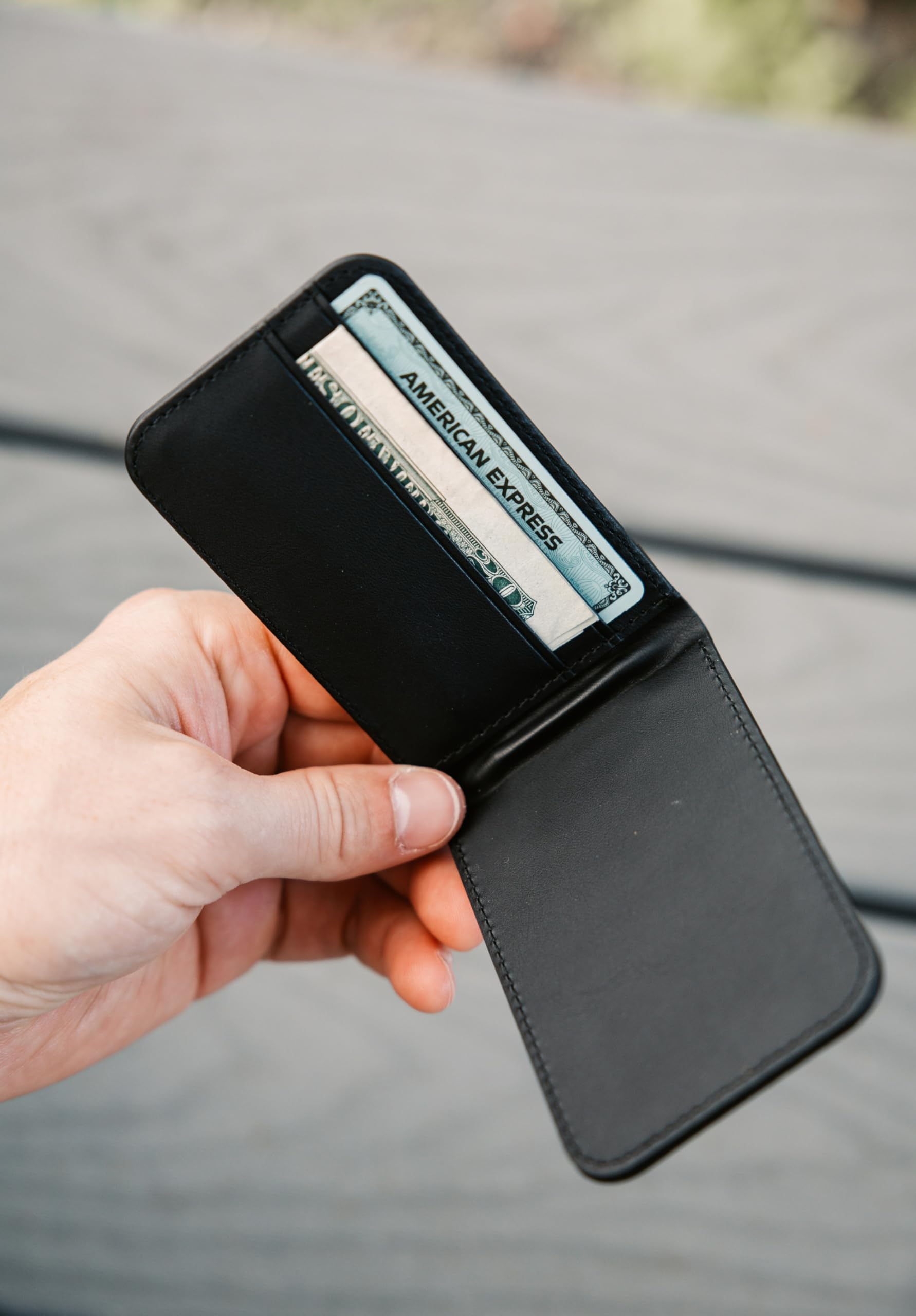 URBAN ARMOR GEAR Metropolis Portafoglio Magnetico Slim | Per telefoni e cover compatibili MagSafe | Spazio per fino a 5 carte | Funzione di supporto | Pelle vegana