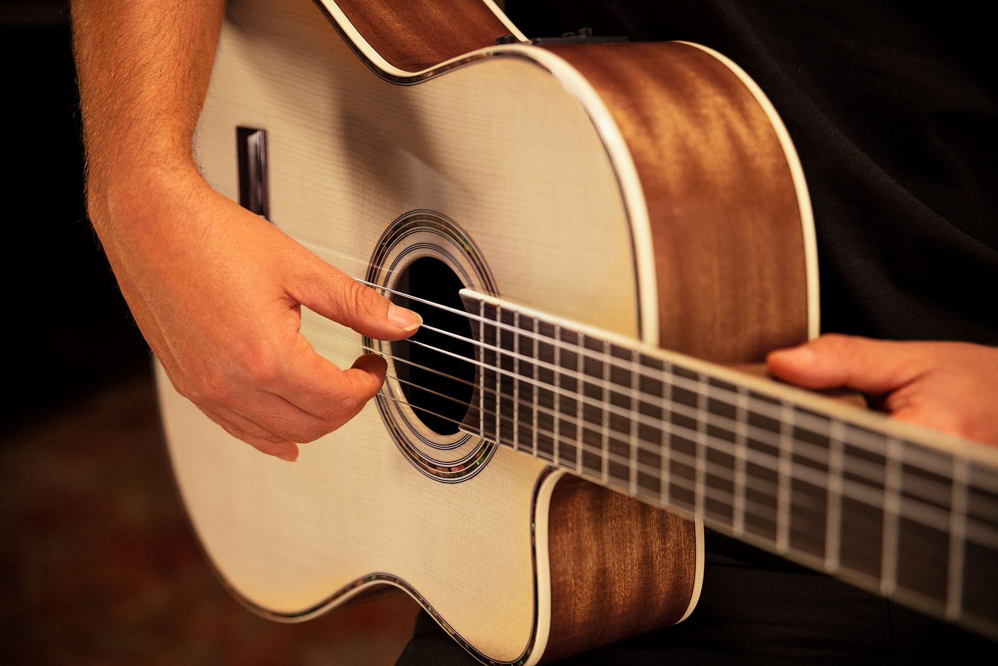 Ortega Guitars Family Series Pro - Guitarra de concierto de tamaño completo (electroacústica, abeto y caoba, incluye funda (RCE141NT)