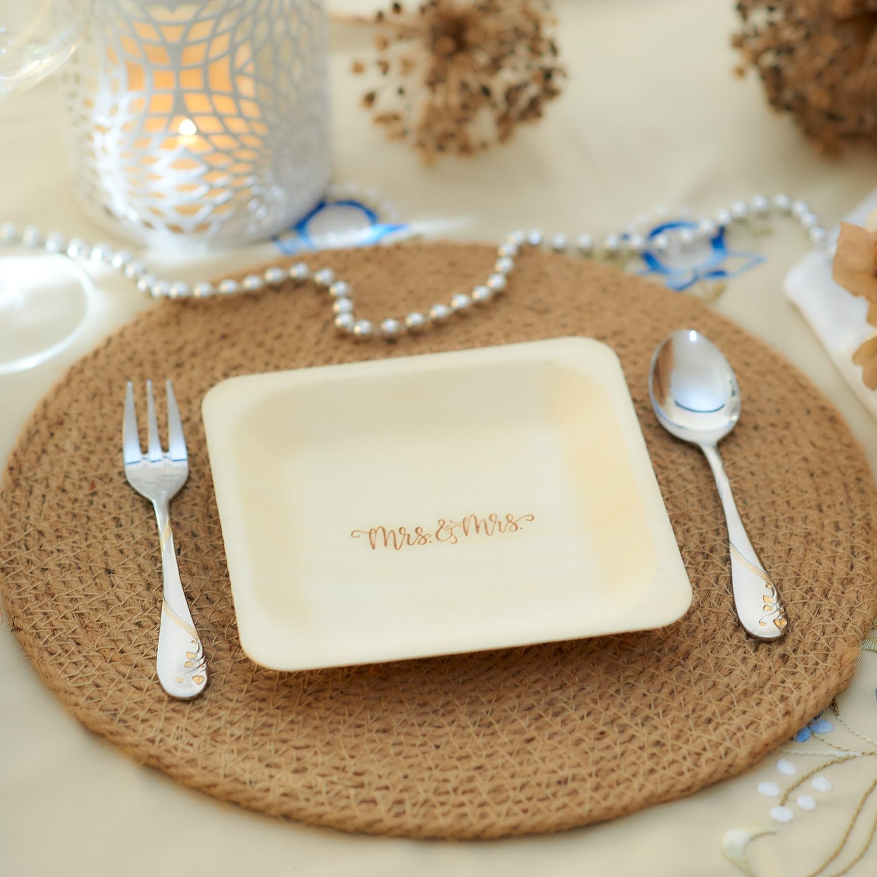 Mrs. and Mrs. Platos desechables de boda, alternativa rústica y compostable a los platos de plástico para recepciones de boda, fiestas de compromiso y cenas de ensayo (aperitivo, paquete de 50)