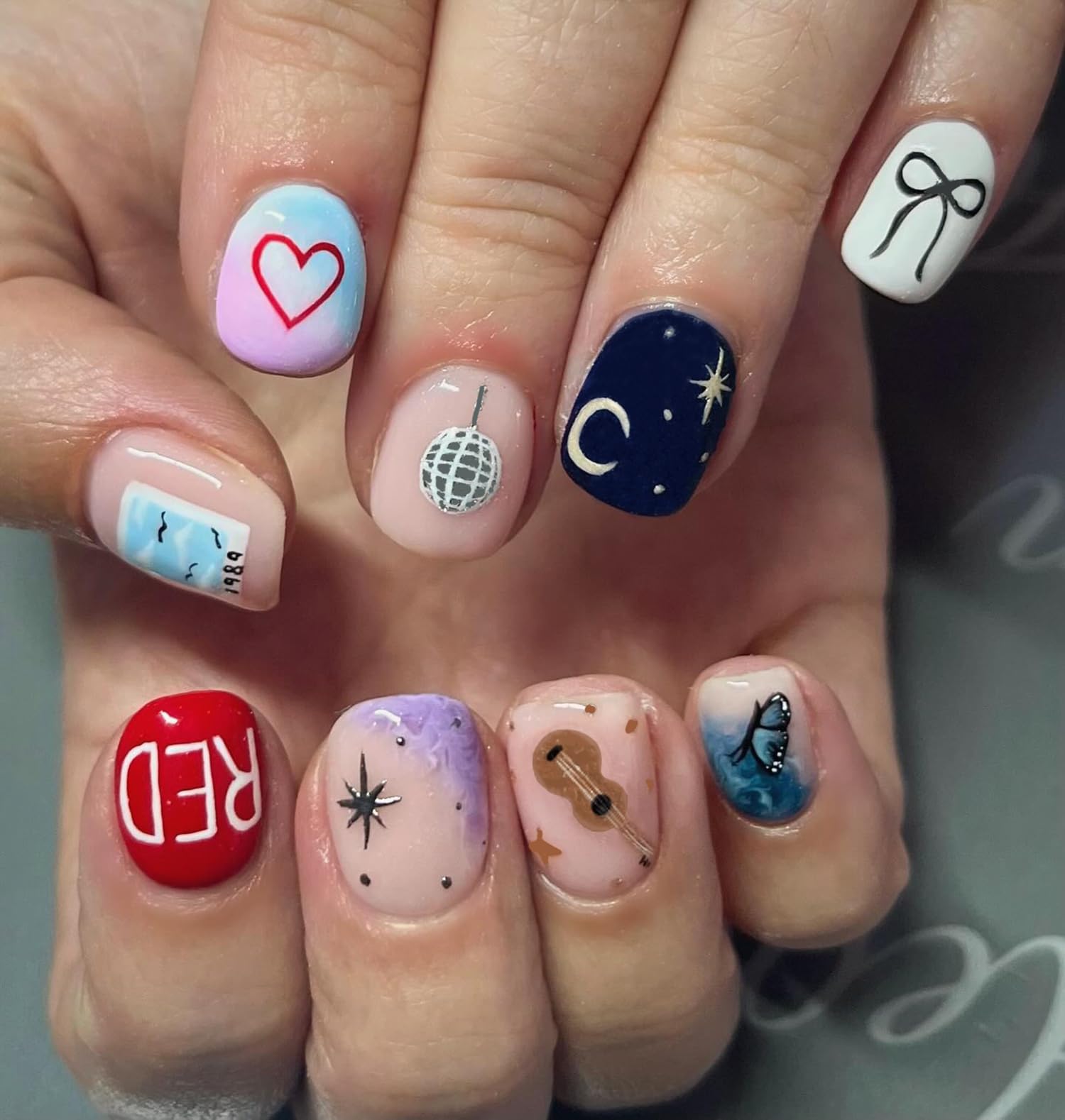 FUKIDOG Press on Nails with Designs, Square Short False Acrylic Nails, Singer Pattern, Gloss Stick on Nails Acrylic Nails Holiday False Nails with