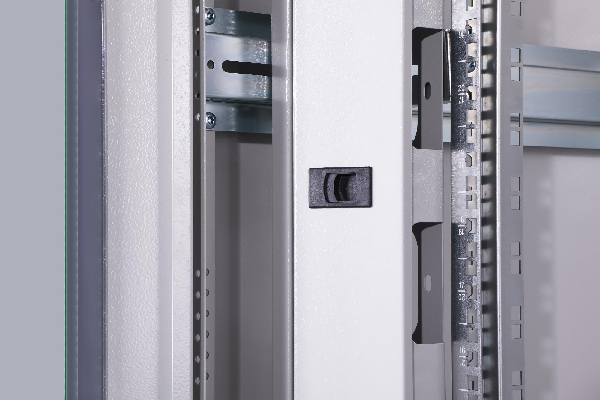 DIGITUS Armadio di rete – Rack da 19 pollici – 36U – 60x80 cm – Profondità utile 74,3 cm – Portata 1200 kg – Autoportante – Porta in vetro – Grado di protezione IP20 – Serie Unique – Nero