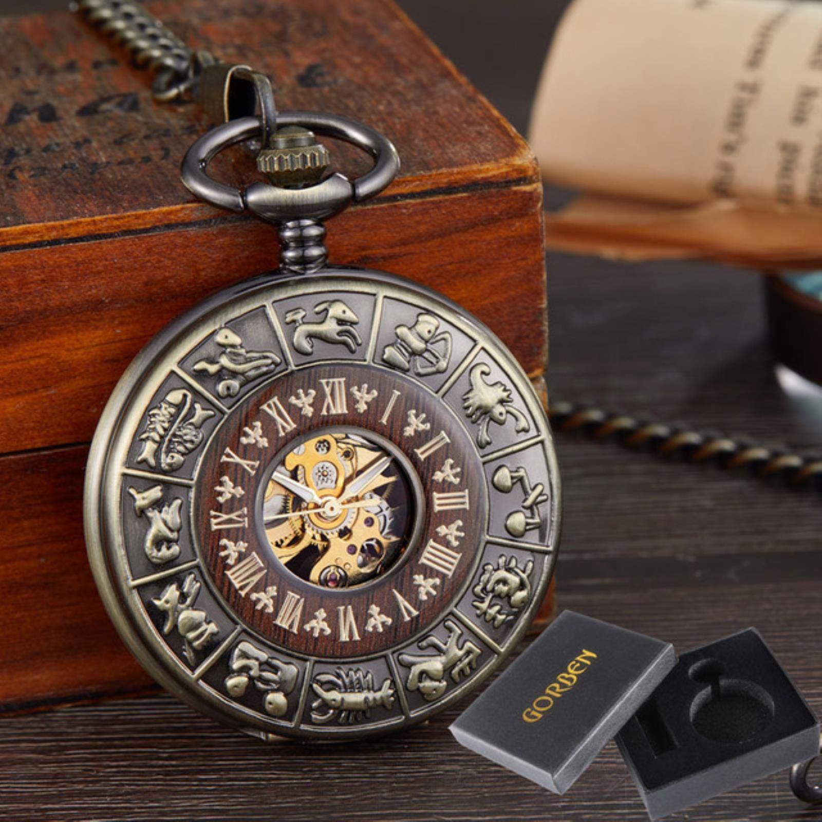 Orologio da tasca con catena e medaglione, quadrante cavo