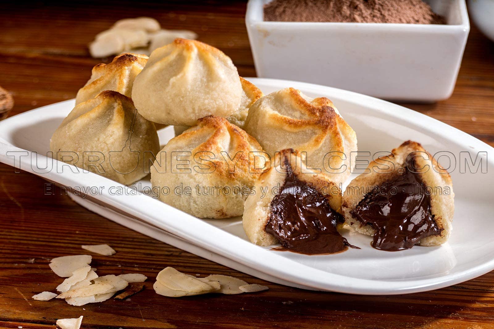 Mazapán relleno de chocolate en formato de 1kg. En Jijona, la cuna del turrón y el mazapán, los llamamos Suspiros de Mazapán. La receta es de nuestra propia familia.