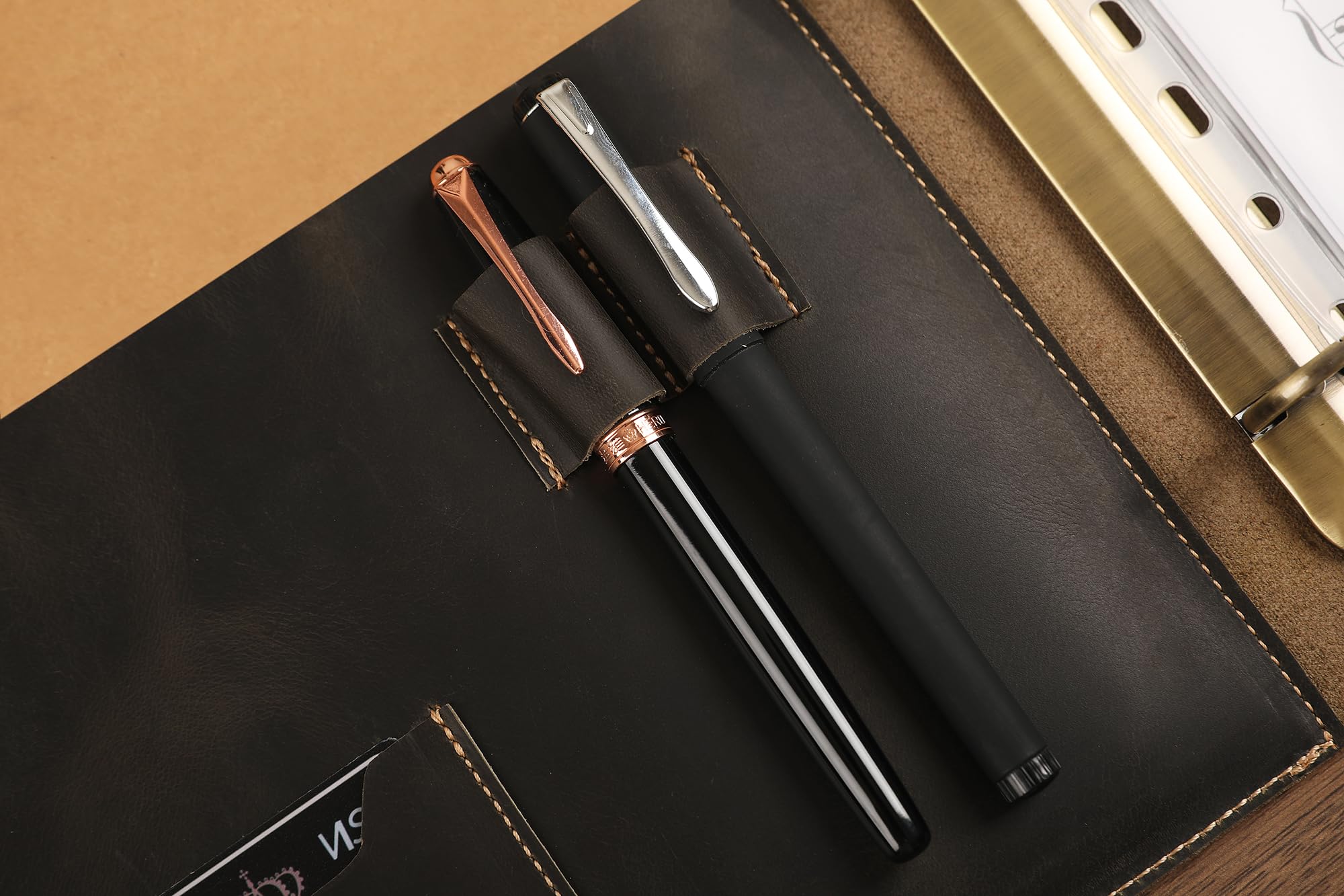 Handgefertigter Notenordner aus Leder, Notenhefter, personalisierter Notenhalter, Lederbinder mit 3 Ringen für 21,6 x 28,9 cm Notenblätter mit transparentem Blattschutz, dunkles Kahki