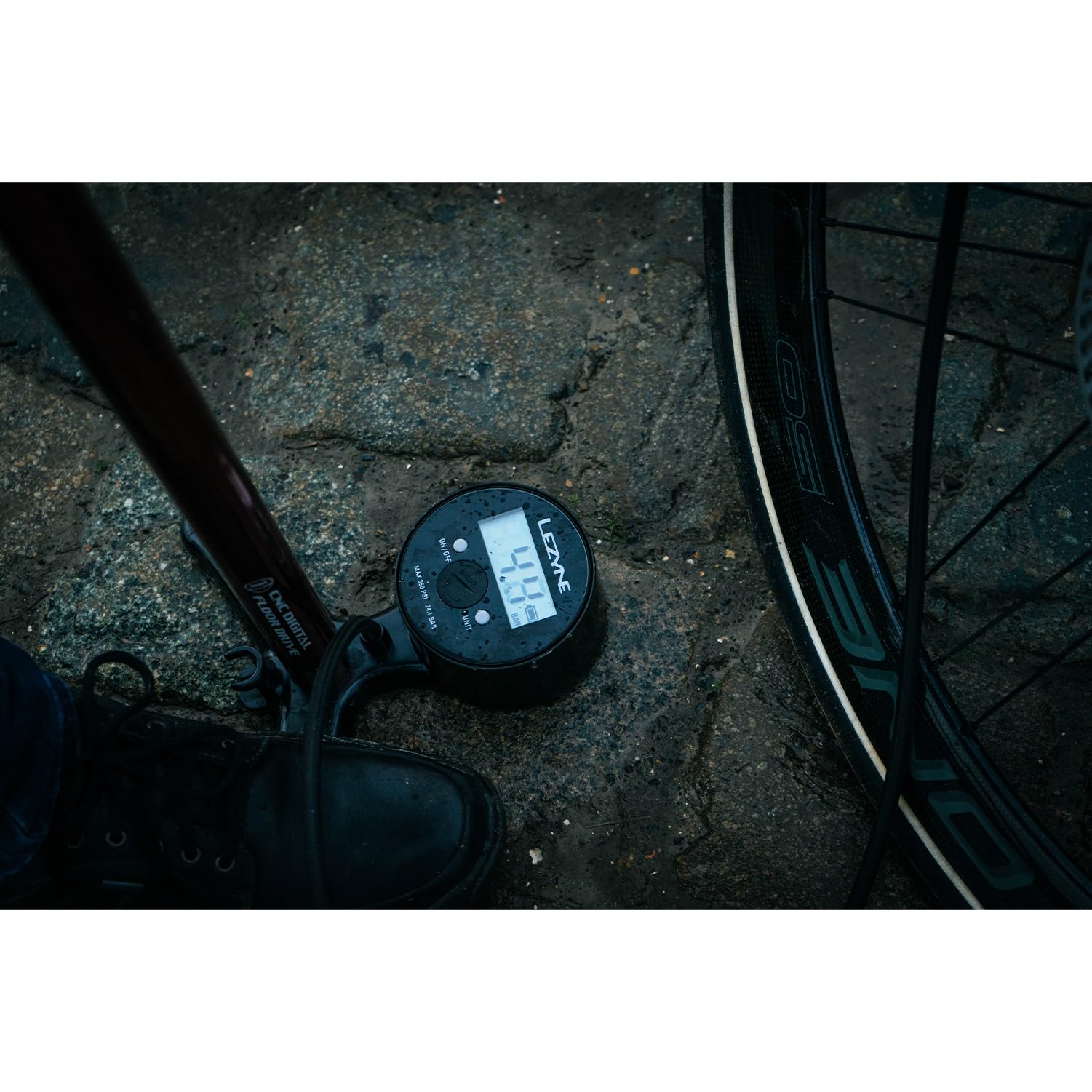 LEZYNE CNC Digital Drive 3.5 - Bomba de pie para bicicleta con medidor digital, aluminio mecanizado CNC, alta presión, 220 PSI, bomba de aire para bicicleta de carretera, ABS 1 Pro Chuck para válvula