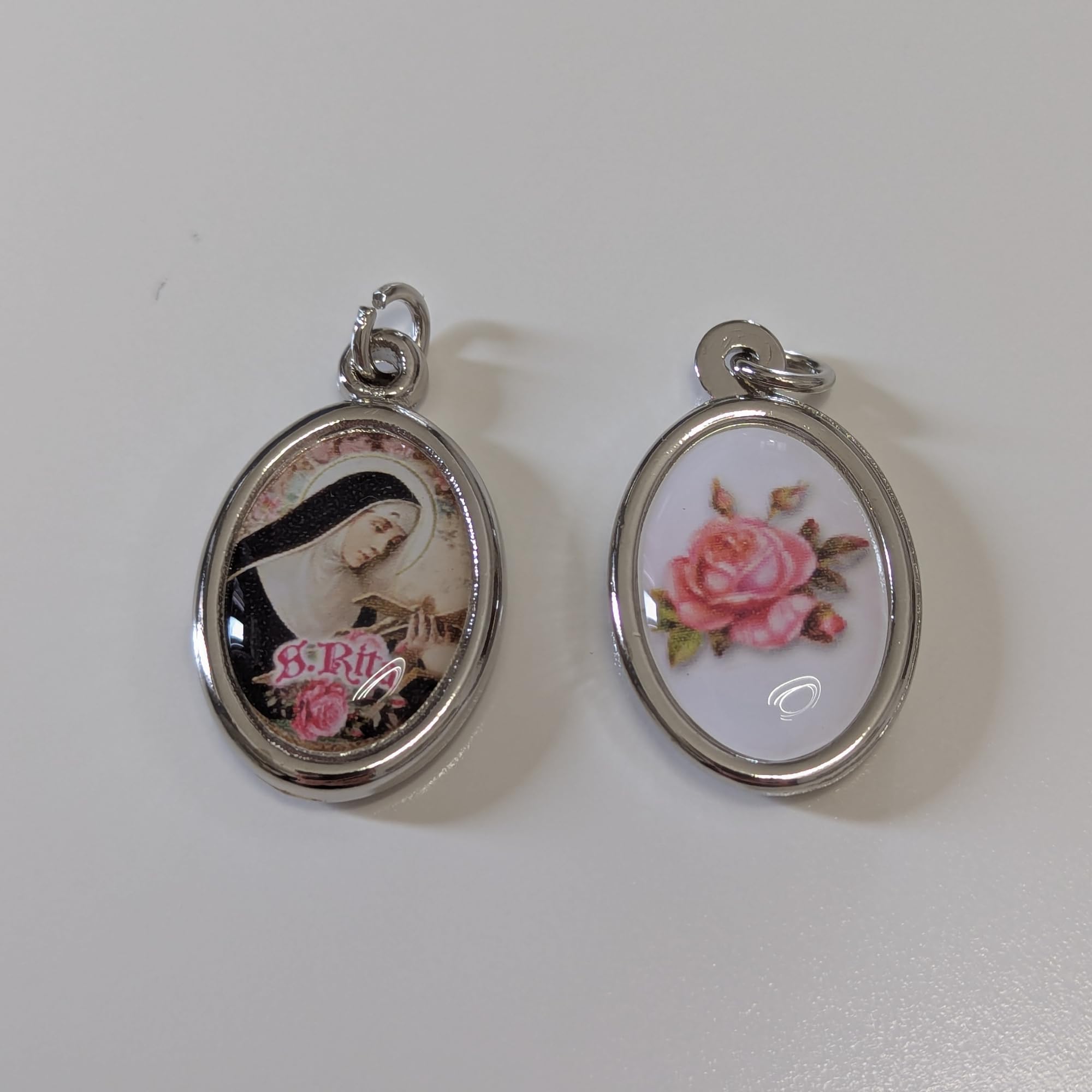 OVUNQUE PROTEGGIMI Medaglia di Santa Rita da Cascia, Medagliette Ovali 3 cm, Bifacciale con Immagine di Santa Rita e Rosa sul Retro, Ciondolo Devozionale Sacro, Idea Regalo Religiosa