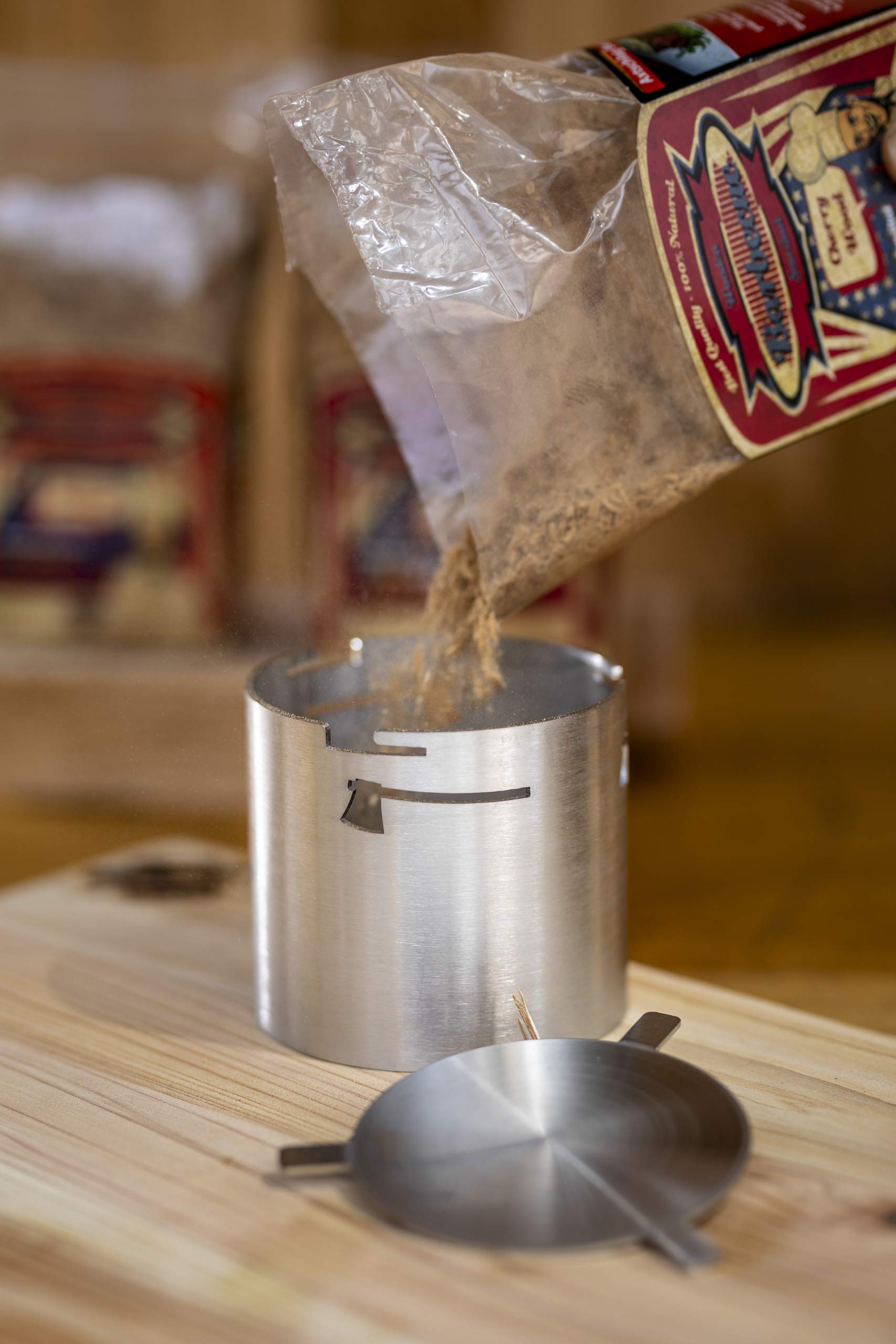 Axtschlag Räucherbox Smoker Cup, für Räuchermehl und Räucherchips in Kohle-, Gas- und Elektrogrills, extra starker Edelstahl, inkl. Deckel, 90 x 80 mm