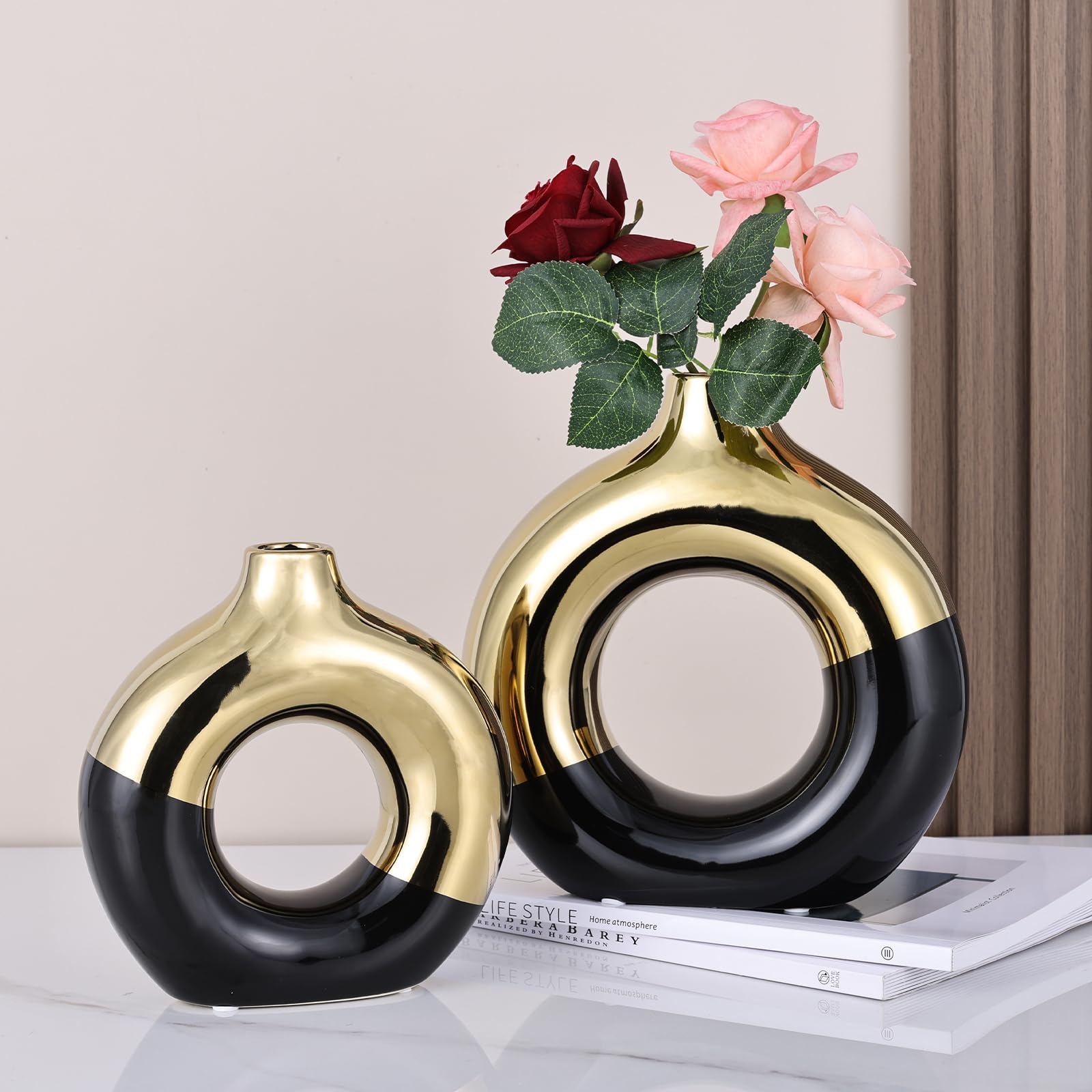 装飾的な黒と金の陶器ボトル