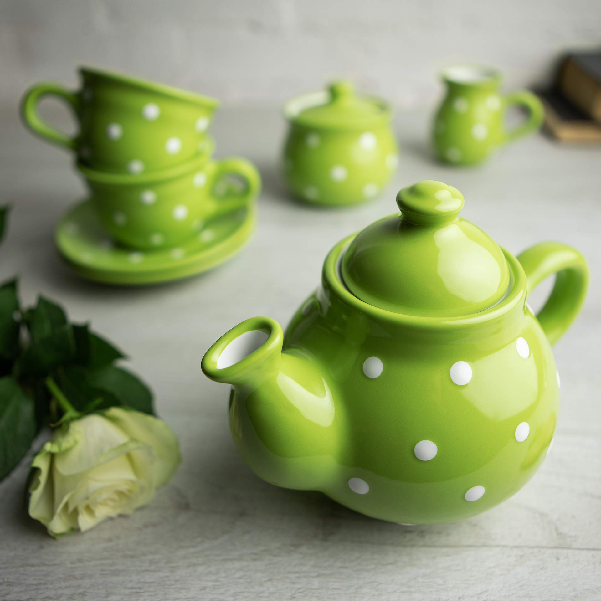 City to Cottage® Set da tè con Teiera, Bricco del Latte, Zuccheriera e 2 Tazze con Piattino | Fatto a Mano in Ceramica | Fantasia a Pois Verde Lime e Bianco