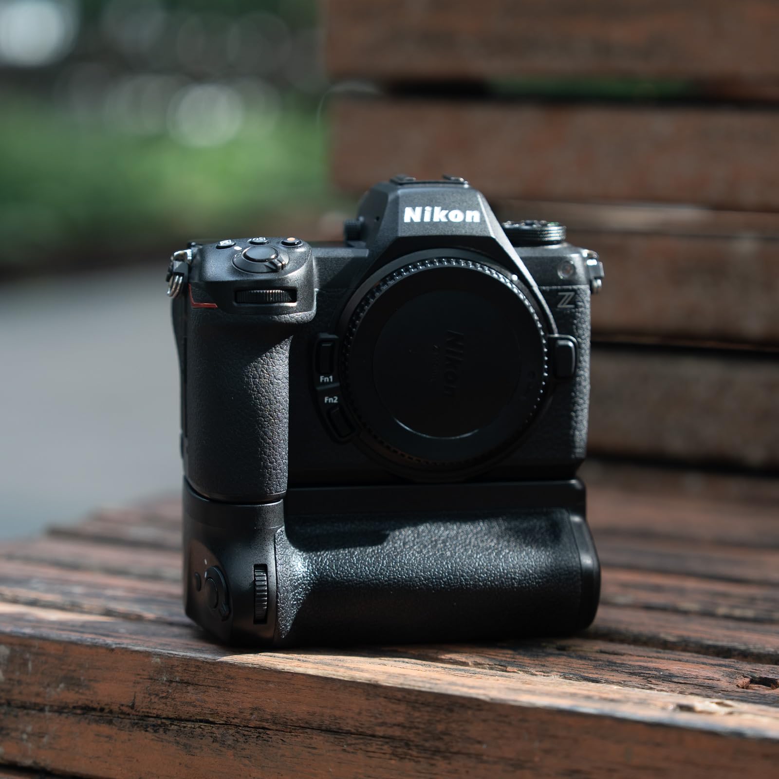 Empuñadura de batería Z6III MB-N14 – Compatible con cámaras Nikon Z6III, funciones sincronizadas, alimentado por 2 baterías de iones de litio EN-EL15C/15A/15B para una fotografía vertical estable