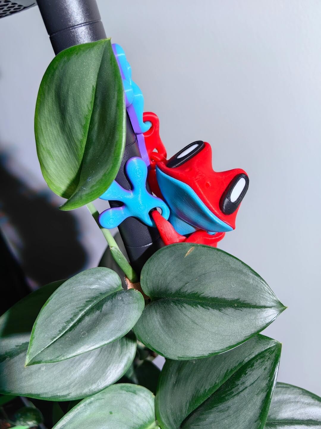 3D Printed Magnetic Frog,Figurines 3D Fake Frog ,Articulated 3D Printed Animals,3D Printed Fidget for Refrigerator Magnets Decor,Computer Monitor Decor (red 20cm) image 4