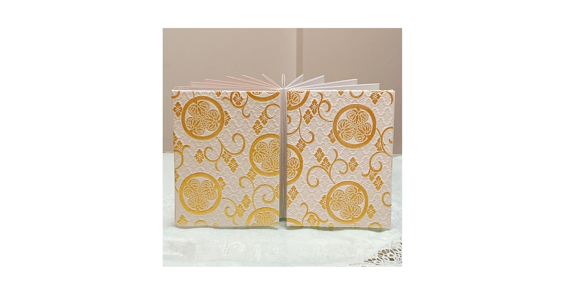 Amazon | 御朱印帳 三つ葉葵 葵の御紋 ホワイト×ゴールド | 朱印