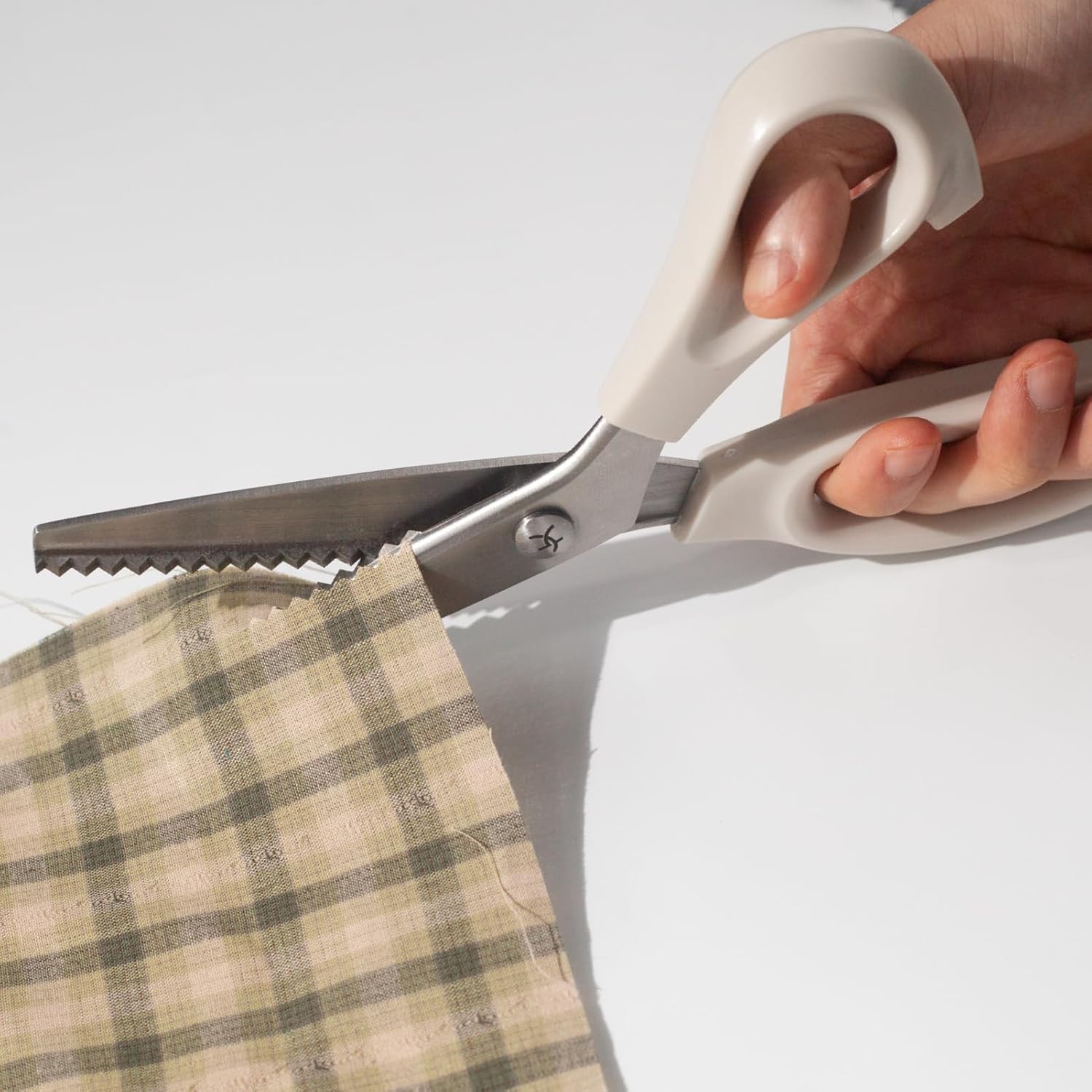 KEARING Pinking Shears 9-Inch | Lightweight Plastic Handle Zigzag Scissors with 5mm Triangle Blades for Sewing, Quilting, Dressmaking & Crafts