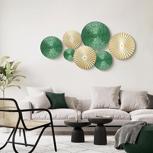 Vista 3 de TEIPAI Decoración de pared verde esmeralda y dorada para sala de estar, 7 piezas de arte de pared de metal moderno, esculturas colgantes