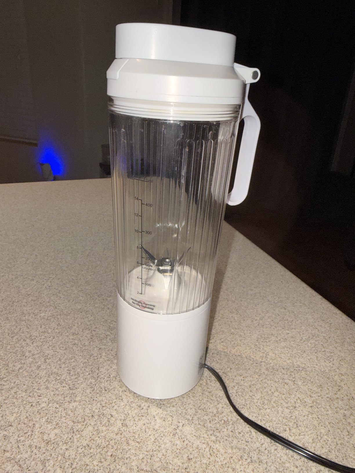 Licuadora portátil con batido recién preparado