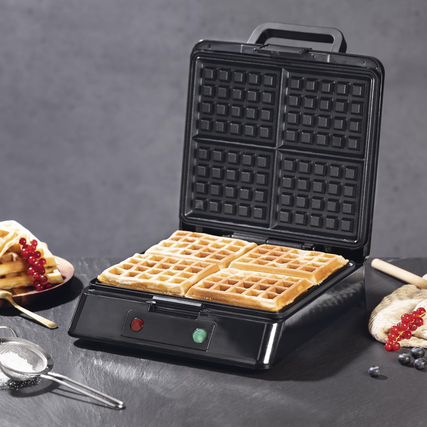 GOURMETmaxx Piastra per waffle per 4 waffle belghe | Macchina per waffle con rivestimento antiaderente, grado di doratura regolabile e spia luminosa | Fragranti cialde belghe preparate in modo