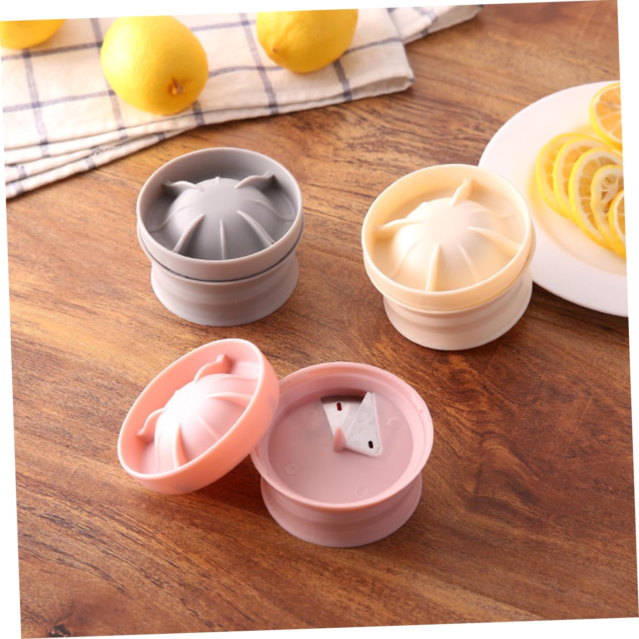 FUNOMOCYA 2pcs Fruit Slicer Tool Set Fruit Slicing Knife Vegetable Cutting Gadget Lemon Slicer Crinkle Cutter Random Color