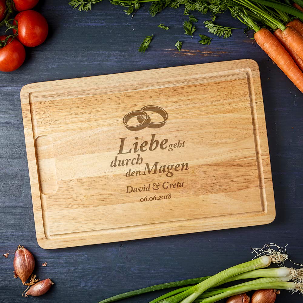 Casa Vivente Schneidebrett mit besonderer Gravur Liebe geht durch den Magen, Motiv Eheringe, Personalisiert mit Namen und Datum, Küchenbrett aus Gummibaumholz mit Saftrille, 40 cm