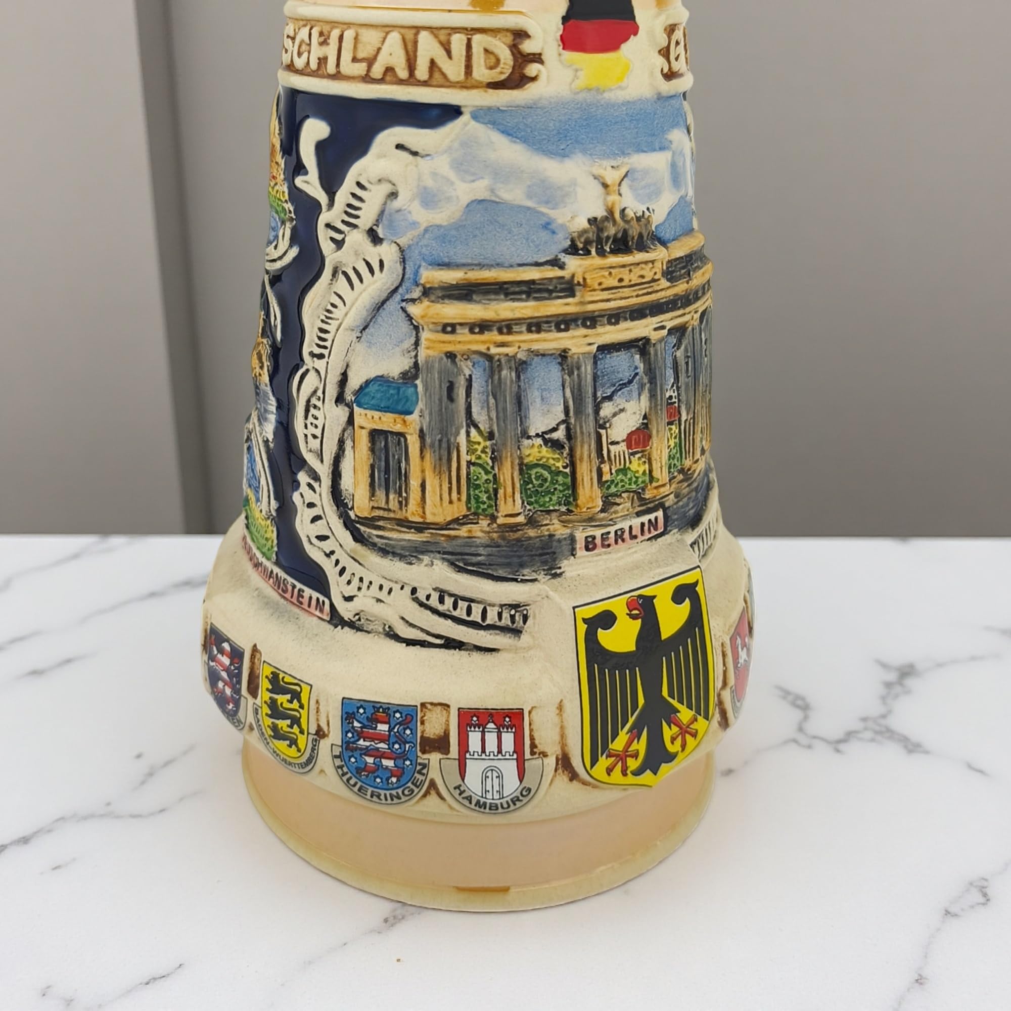 Bierkrug mit Deckel 0,7L – Traditioneller Steinkrug mit Deutschland-Motiv und Wappen-Design – Bierseidel für Zuhause, Bierfest & Sammlung – Geschenk für Männer, Papa & Bierfans