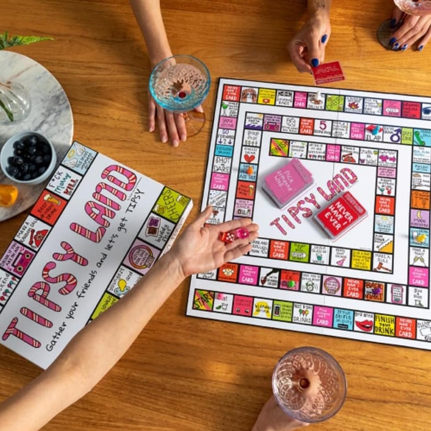 TIPSYLAND Édition originale | Produit officiel | Jeu de société hilarant pour adultes | Jeu de groupe pour soirées de jeu, fêtes et plus | Défis amusants, défis et mini-compétitions | 3