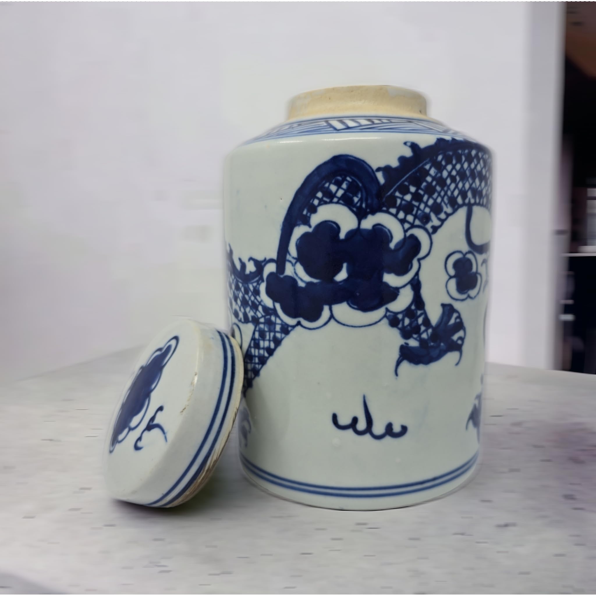 古磁 青いドラゴン模様の白磁花瓶 Amazon.co.jp: クラシックな青と白のドラゴン磁器の花瓶、景徳鎮