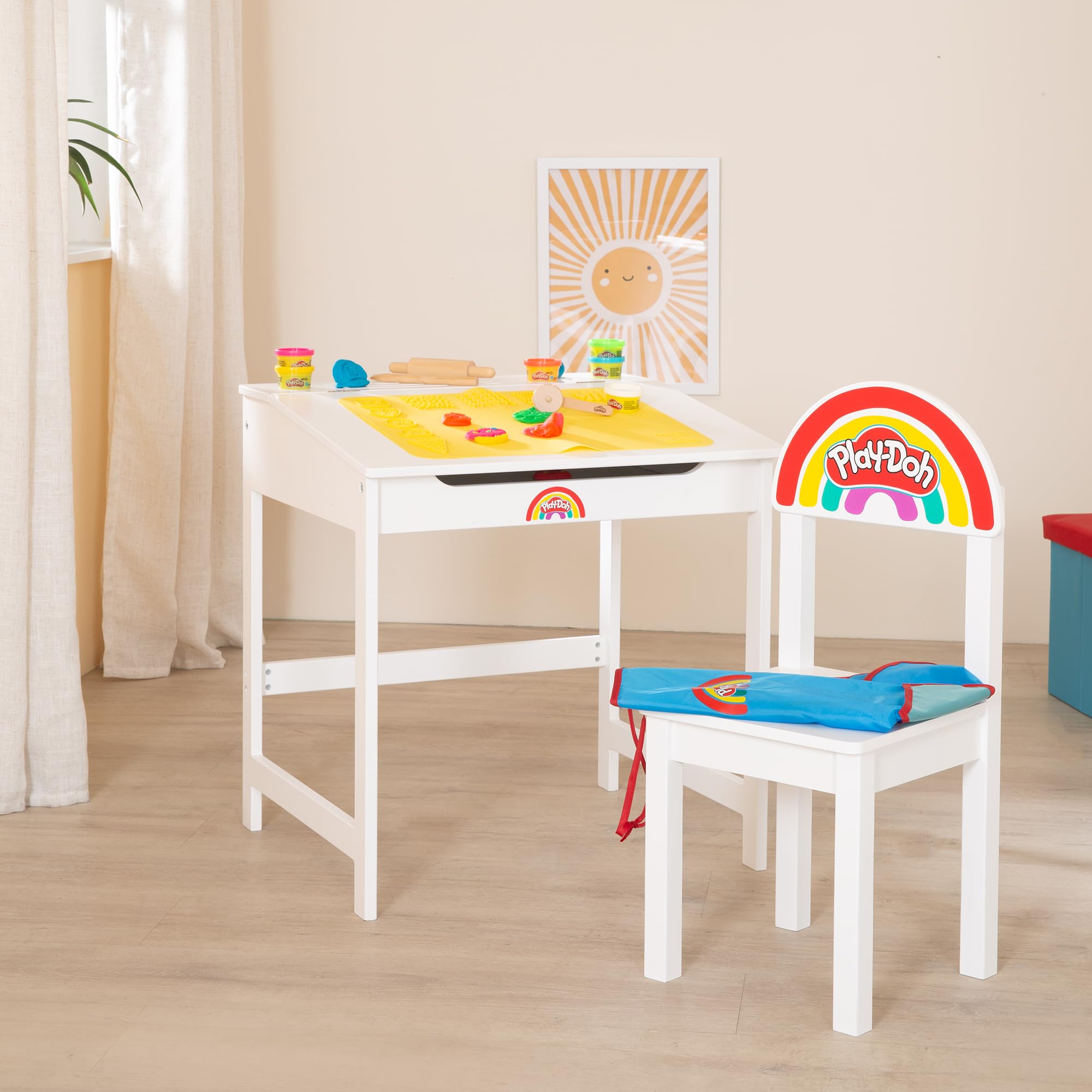 roba x Play-Doh Escritorio Escolar - Herramientas de Madera certificada por el FSC, Alfombra Creativa, 6 latas de plastilina, Delantal y Silla - Escritorio para Pintar, Manualidades y Jugar