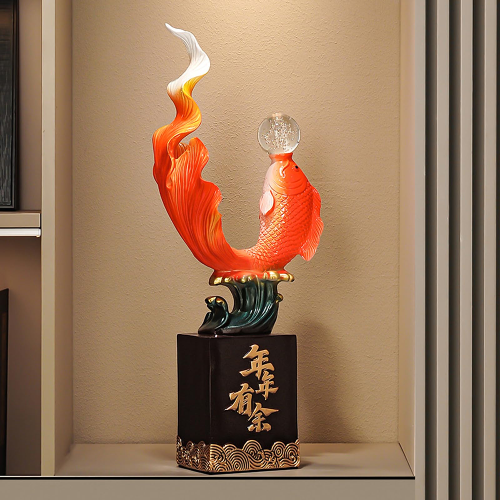 Nowa statua ryby Koi w stylu chińskim z kryształową kulą | „Nadwyżka rok po roku" Ozdoba dekoracyjna Feng Shui do dekoracji podłogi w biurze domowym (24,5 x 15 x 61,5 cm)