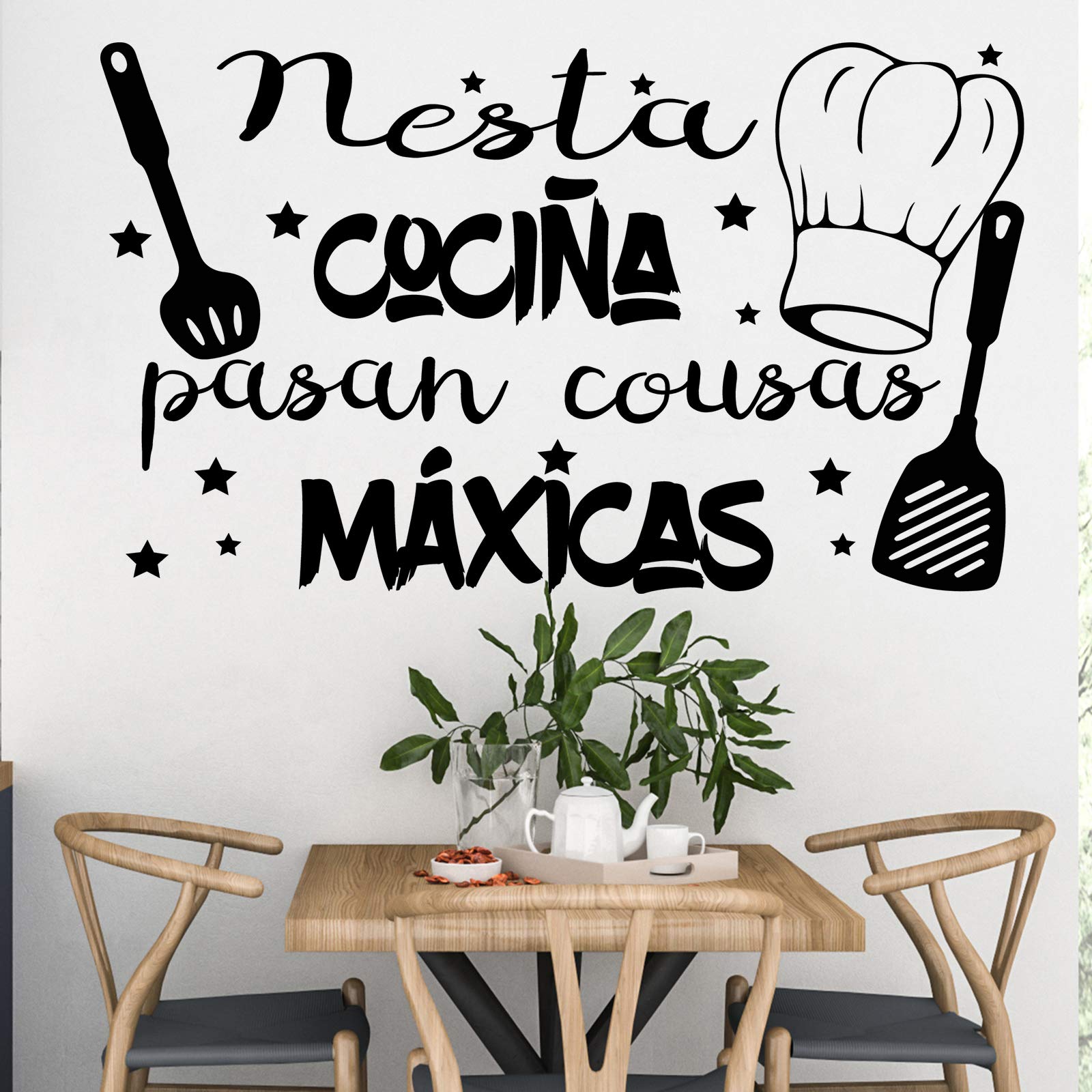 Adesivo da parete decorativo in Gallego"NESTA COCIÑA PASAN COUSAS MUSICAS" Adesivi da parete decorativi con frasi in galizio.Vinile decorativo per la casa Docliick DC-036-GAL