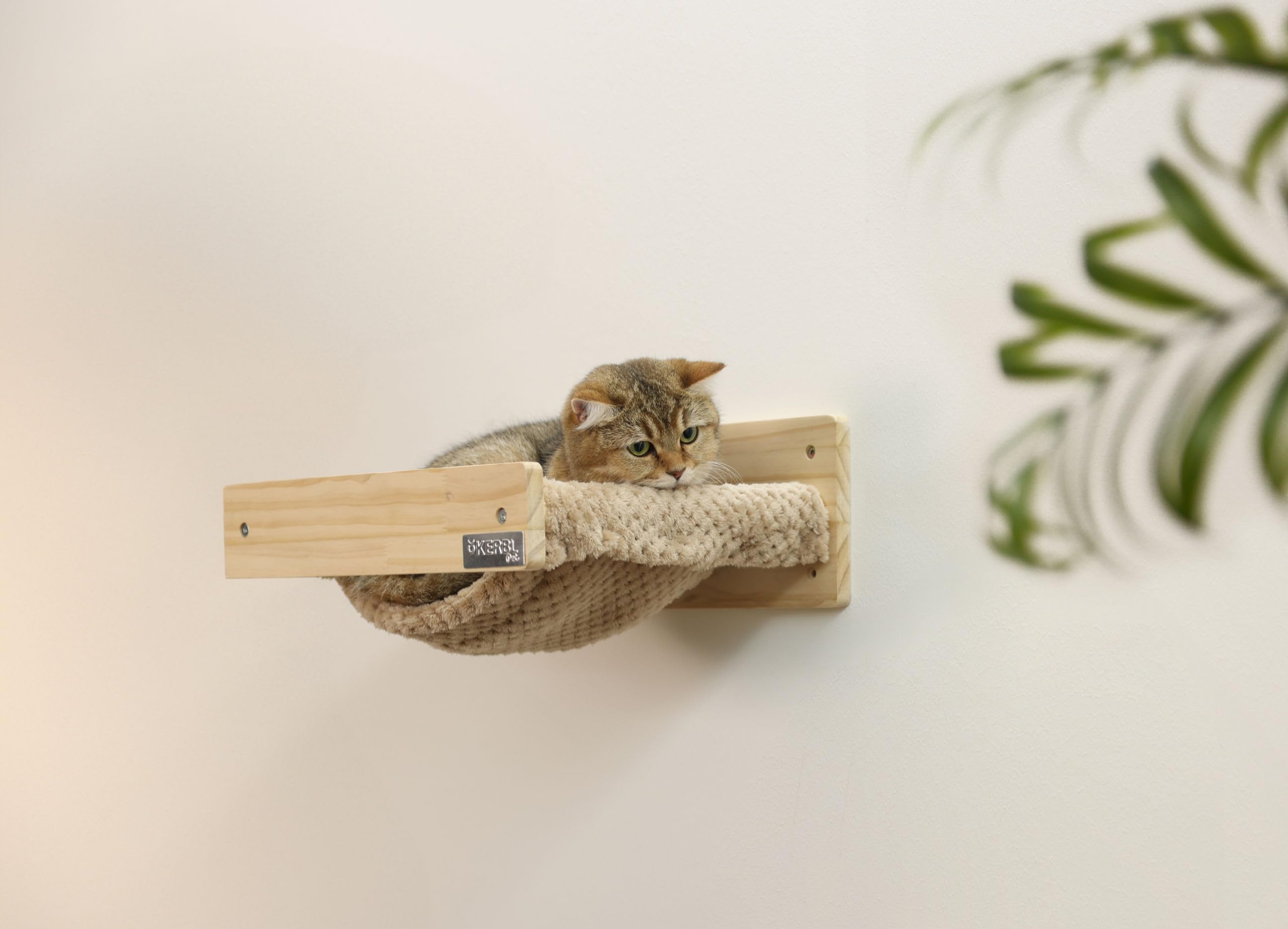 Kerbl Pet Hamaca de Pared Timber, Hamaca para Gatos, Natural/Topo, 38x33,5x16 cm, Madera, Felpa Suave, Gatos, Montaje en Pared