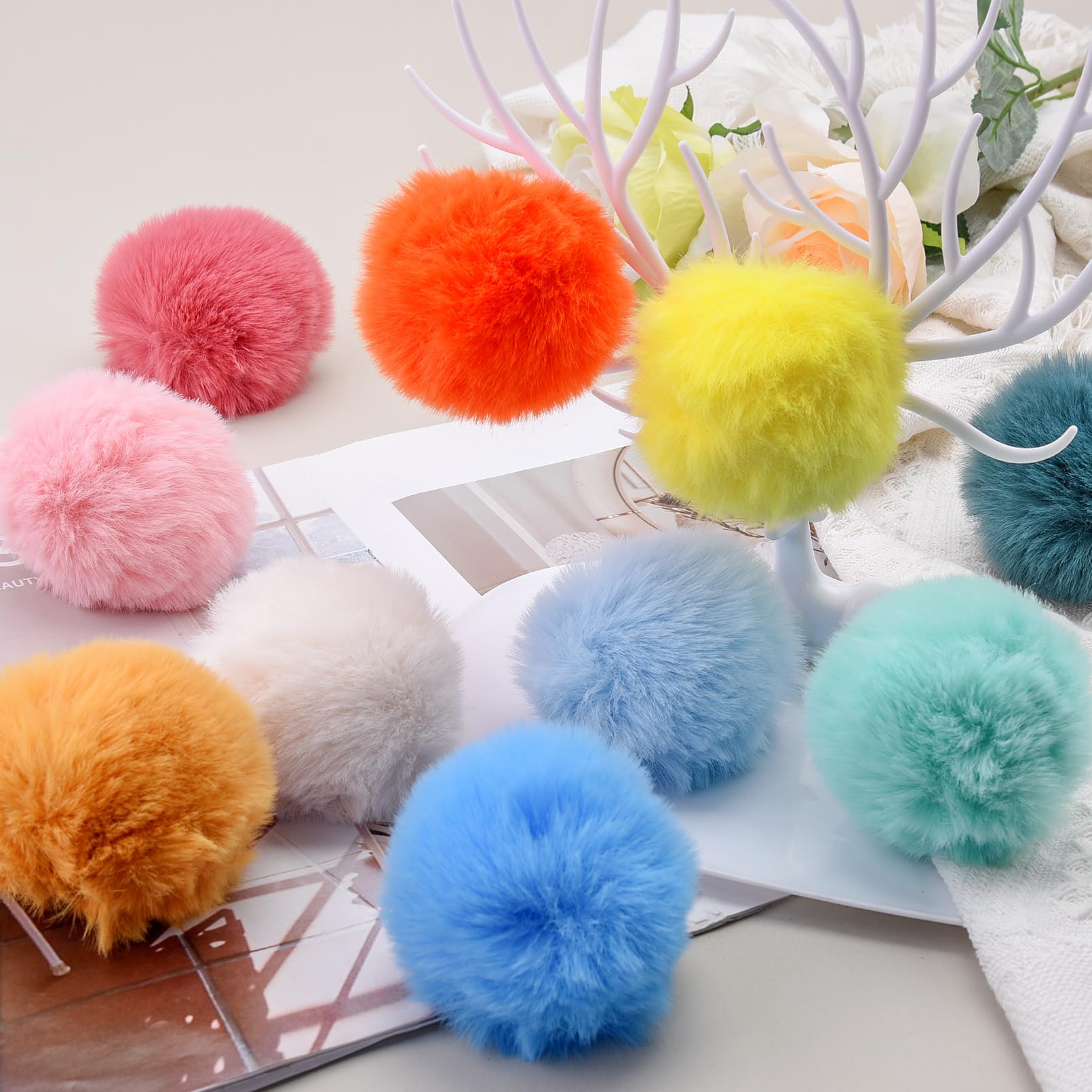 BQTQ 36 Pièces Pompon pour Bonnet, Fausse Fourrure Ball pour Sac Porte-clés Décoration, 18 Couleurs