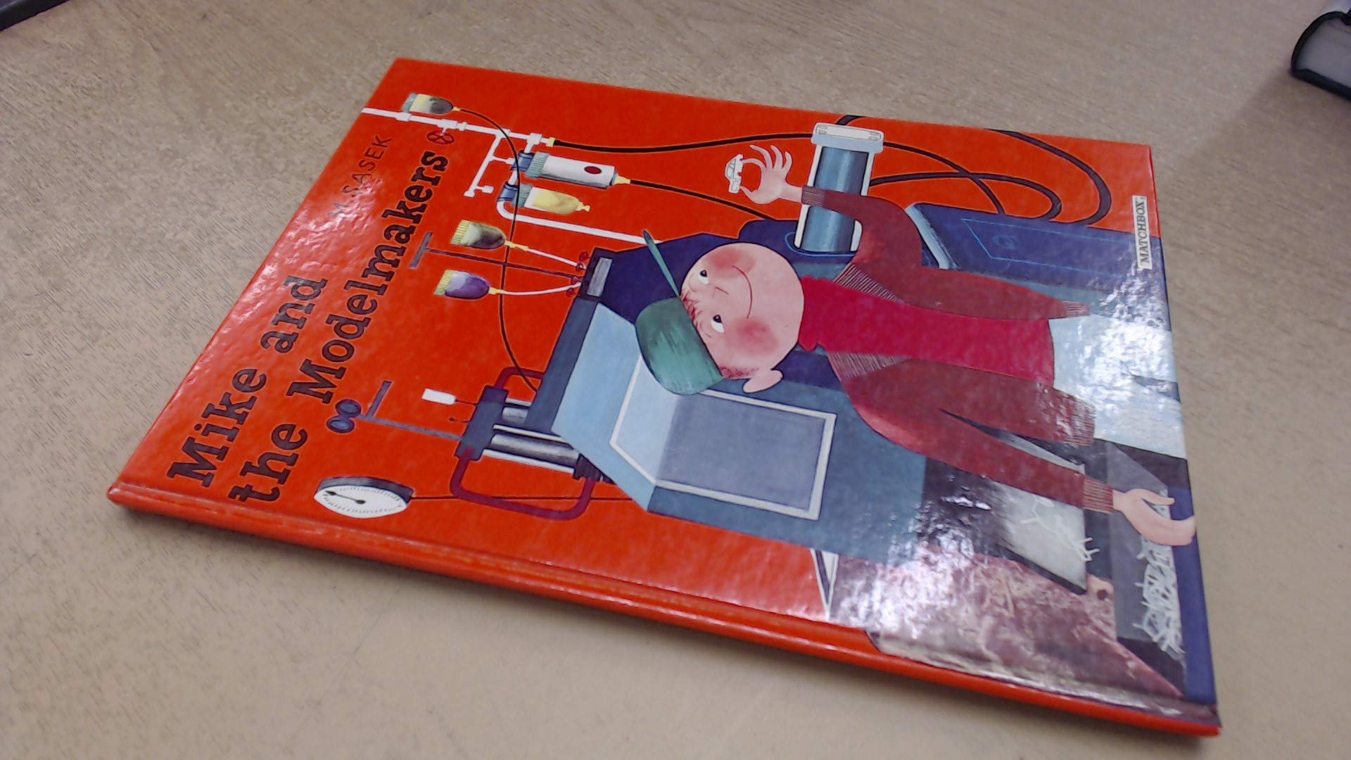 Mike and the Modelmakers: The Story of how 'Matchbox' Models are made Hardcover – 1 Jan. 1970