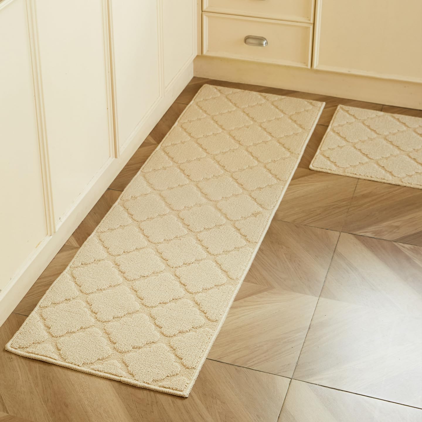 Alfombra cocina de tiras largas Nubes Idle crema y felpudo antideslizante de 45x70 cm