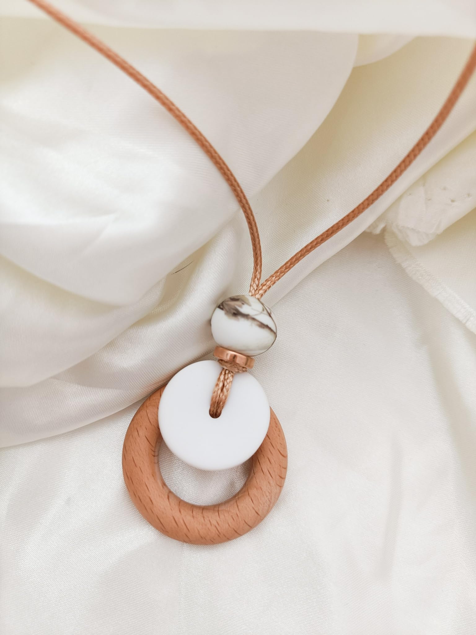 Silicone nursing necklace for mum to wear. Breastfeeding fiddle Necklace with Wooden ring white, cream - Image 3