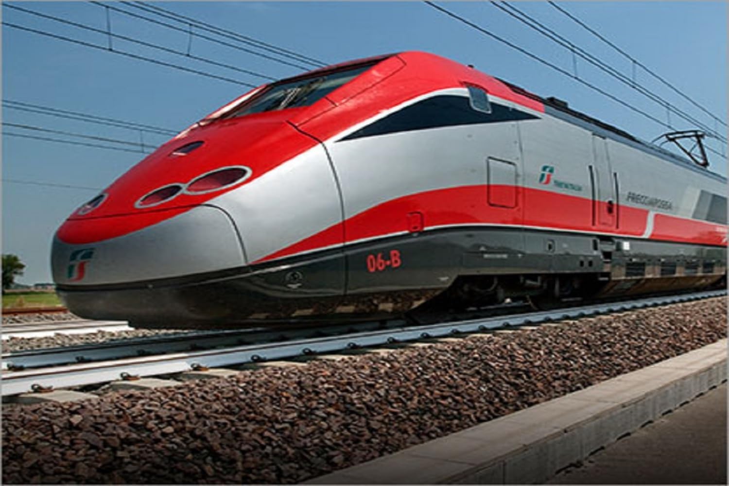 Pista Trenitalia Frecciarossa 500 Scala 1:43 con luci e Suoni - Treno Giocattolo 2 locomotive 2 vagoni e 3 tracciati binari - Funzionamento a Batteria - idea regalo