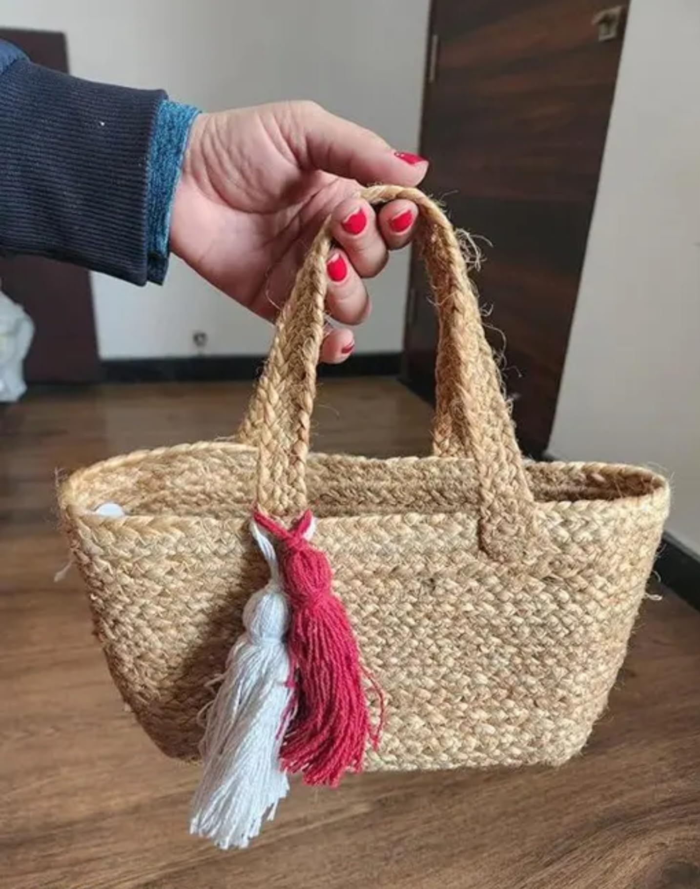 Bolsa de playa tejida de yute natural con borlas decorativas rojas y blancas, hecha a mano