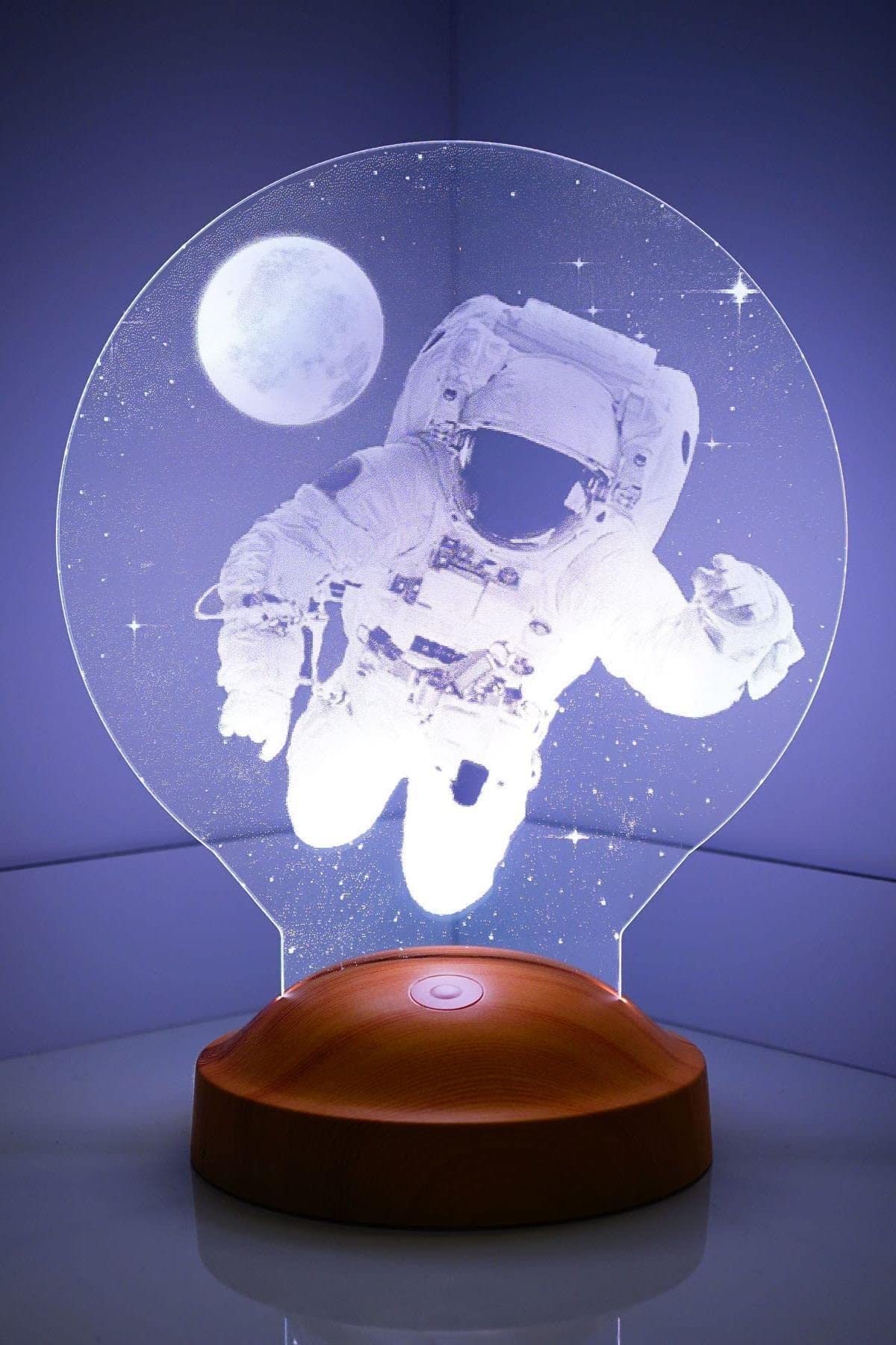 Sevgilambası 3 Boyutlu 3D Görünümlü Astronot Led Lamba