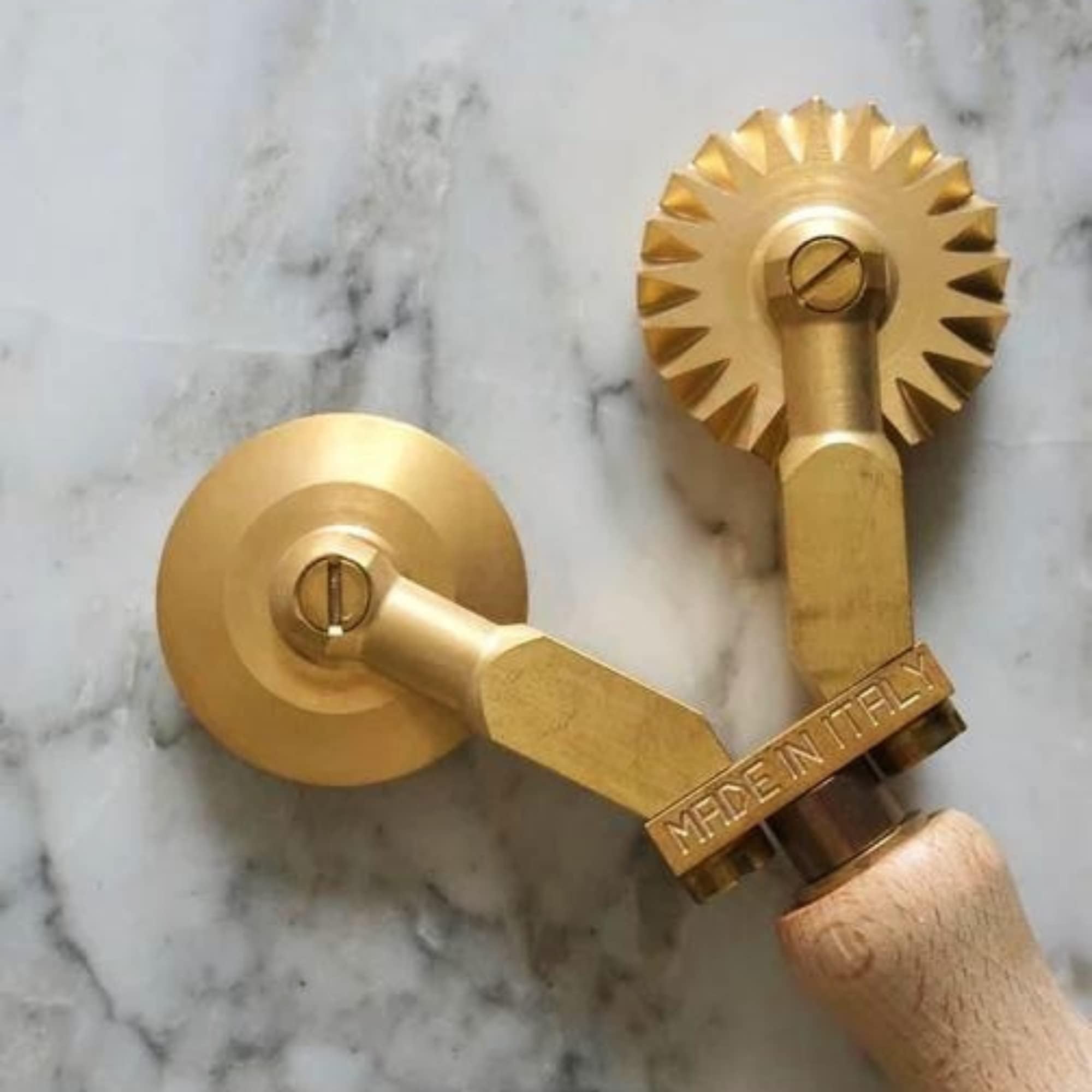 LA GONDOLA Rotella doppia tagliapasta combinata ottone - impugnatura in legno,prodotto artigianale Made in Italy