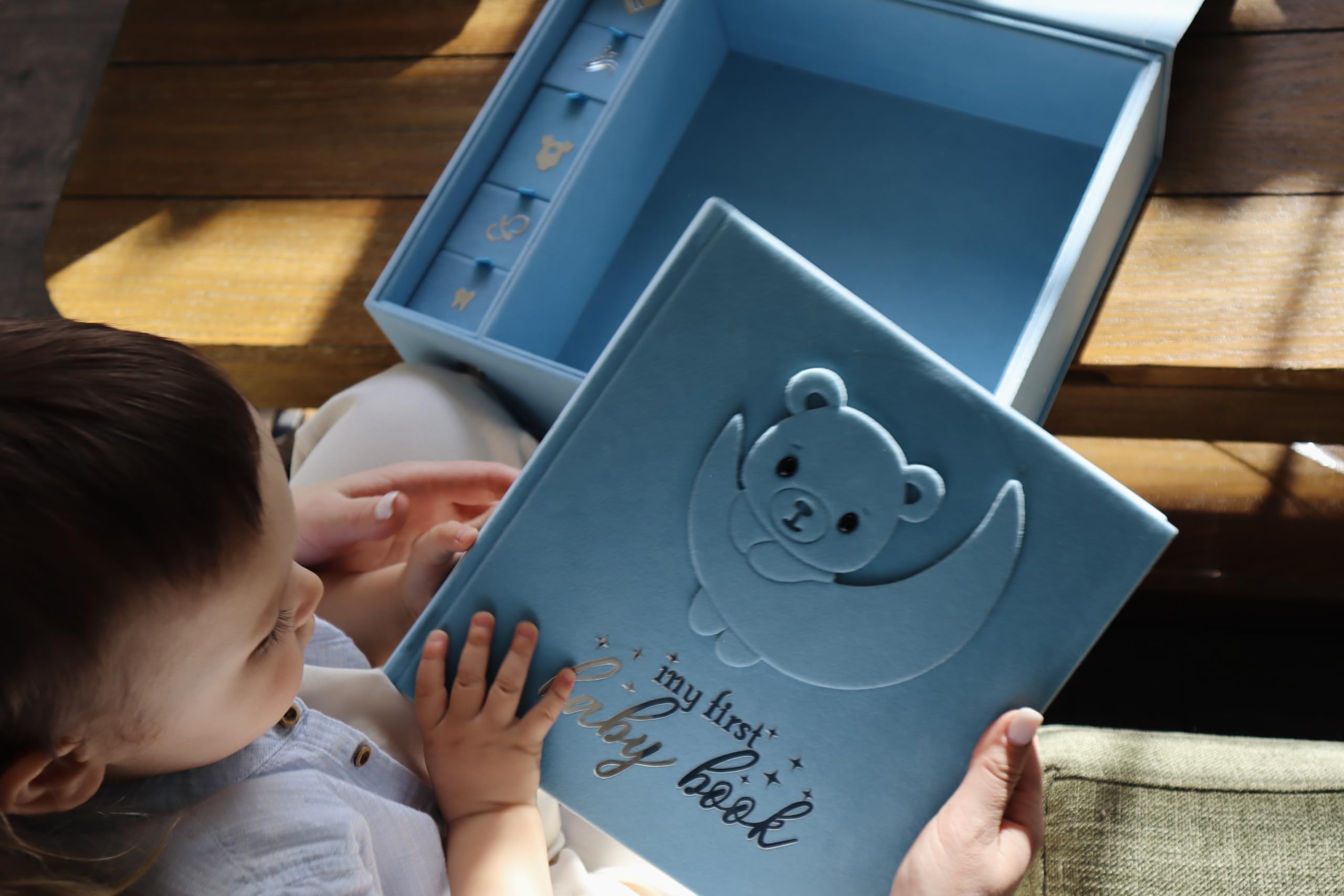 Baby Scrapbook und Fotoalbum mit Erinnerungsbox, Hand & Fußabdruck Kit, Baby erstes Jahr Journal, Fotoalbum für Neugeborene 0-12 Monate (Teddy Bear Boy, Blau)