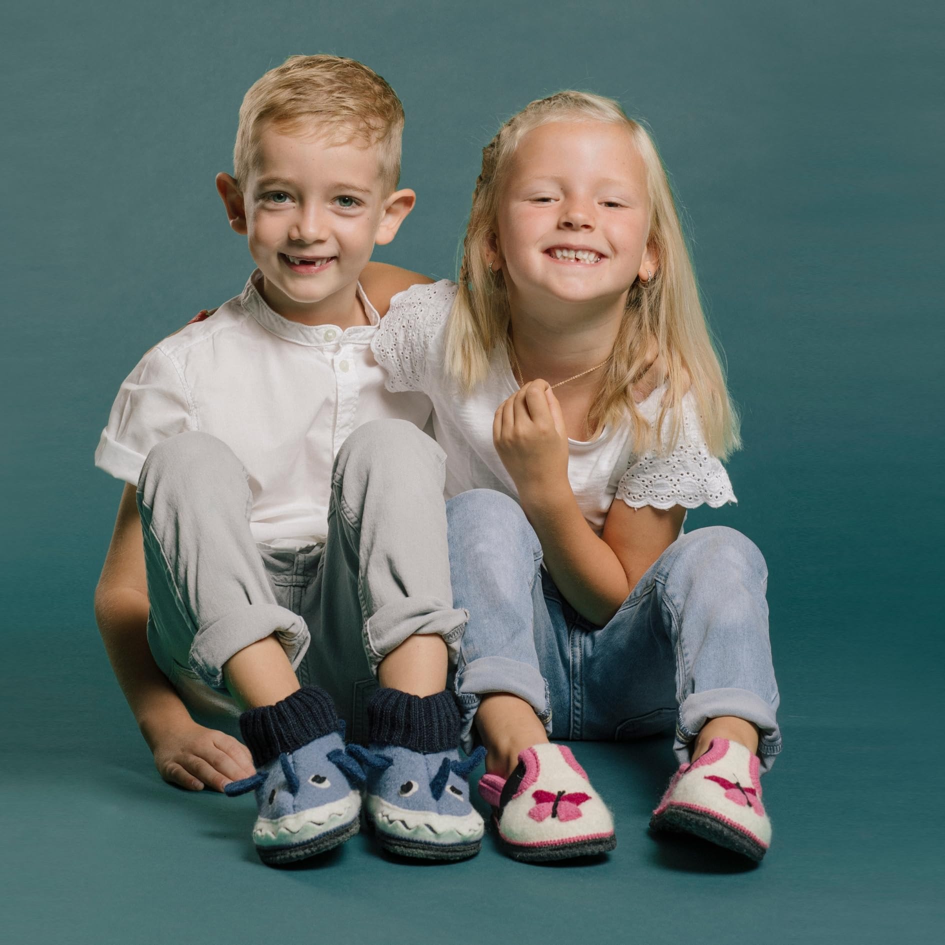 Bobby Butterfly - Pantuflas infantiles para niños y niñas, cómodas zapatillas de fieltro con goma elástica y suela impermeable