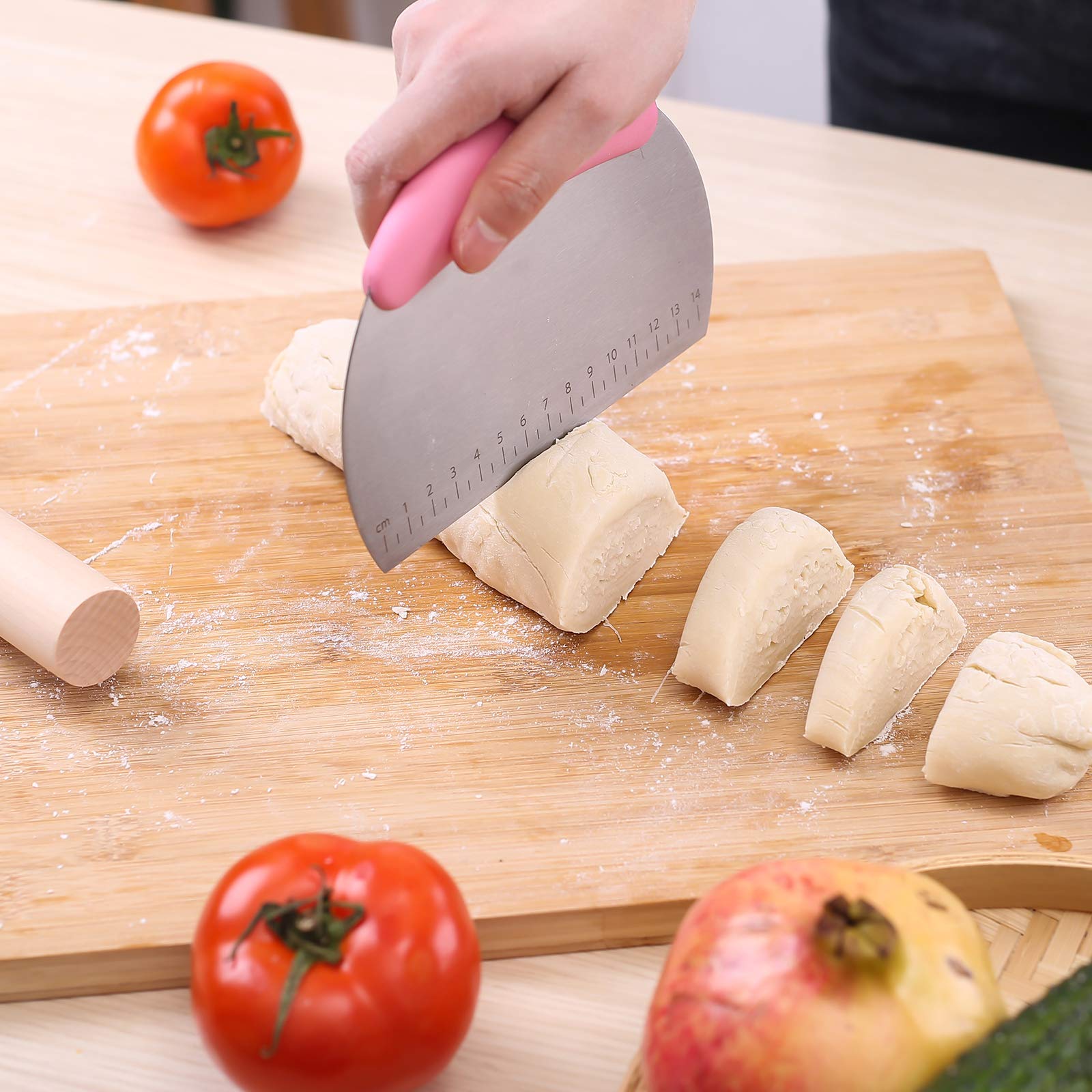 1 Stück Teigschaber Zerkleinerer/Edelstahl Teigschaber Cutter mit ergonomischem Gummi Anti-Rutsch-Griff/Teigschaber Cutter/Pro Gebäck Pizza Cutter Zerkleinerer (Rosa)