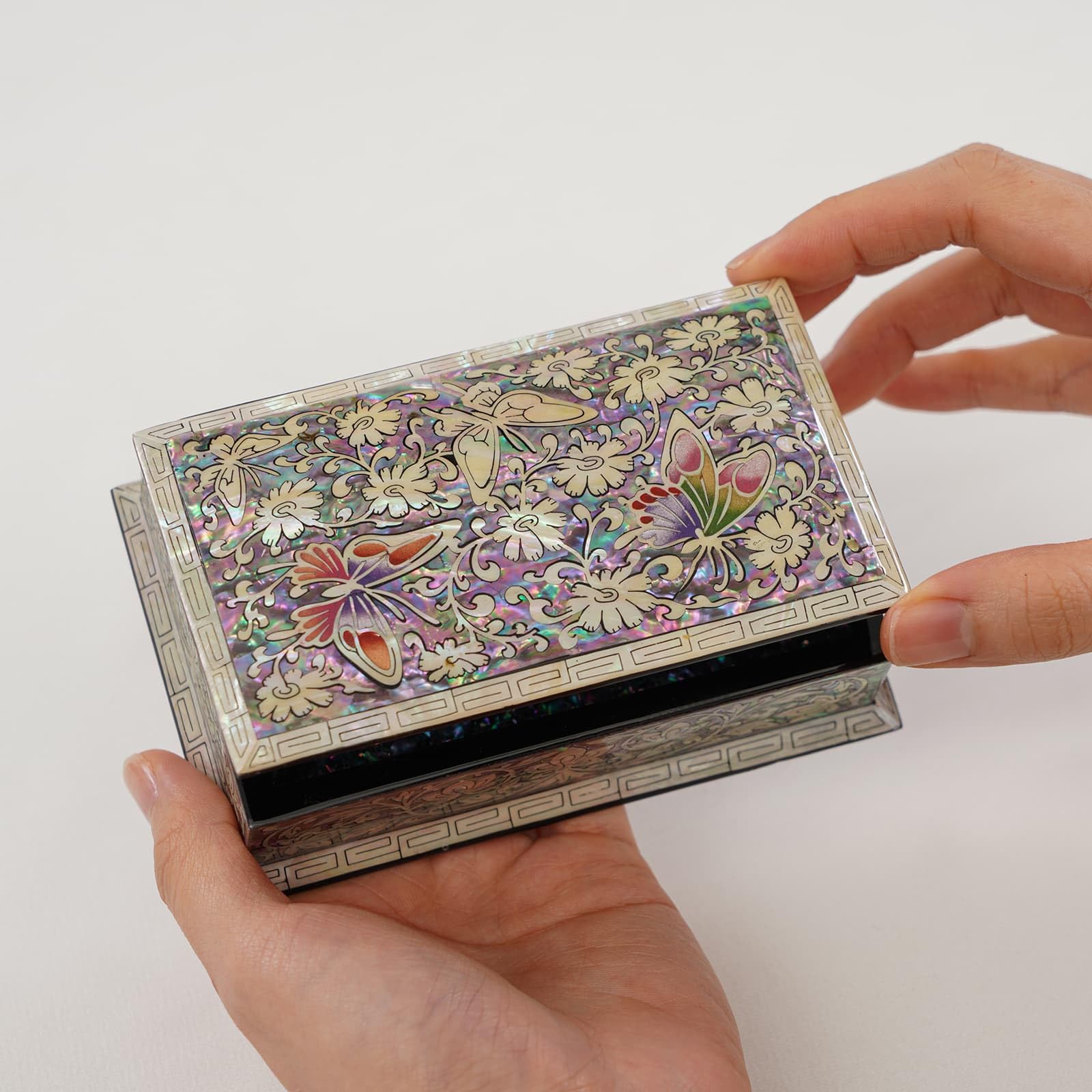 February Mountain Boîte à bijoux en nacre avec papillon et incrustation florale – Petit organisateur de souvenirs décoratif pour bijoux, bagues, boucles d'oreilles, cartes de visite, clés – Cadeau