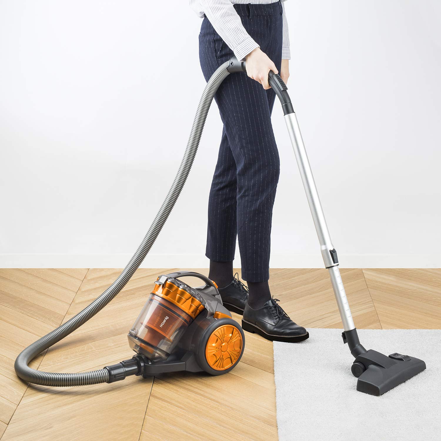 H.Koenig Aspirateur sans Sac Multicyclonique traineau Compact+ Orange STC60, Classe énergétique AAA, Filtre HEPA, Silencieux, Puissant, Efficace,Inclus Brosse, suceur Plat 2 en 1