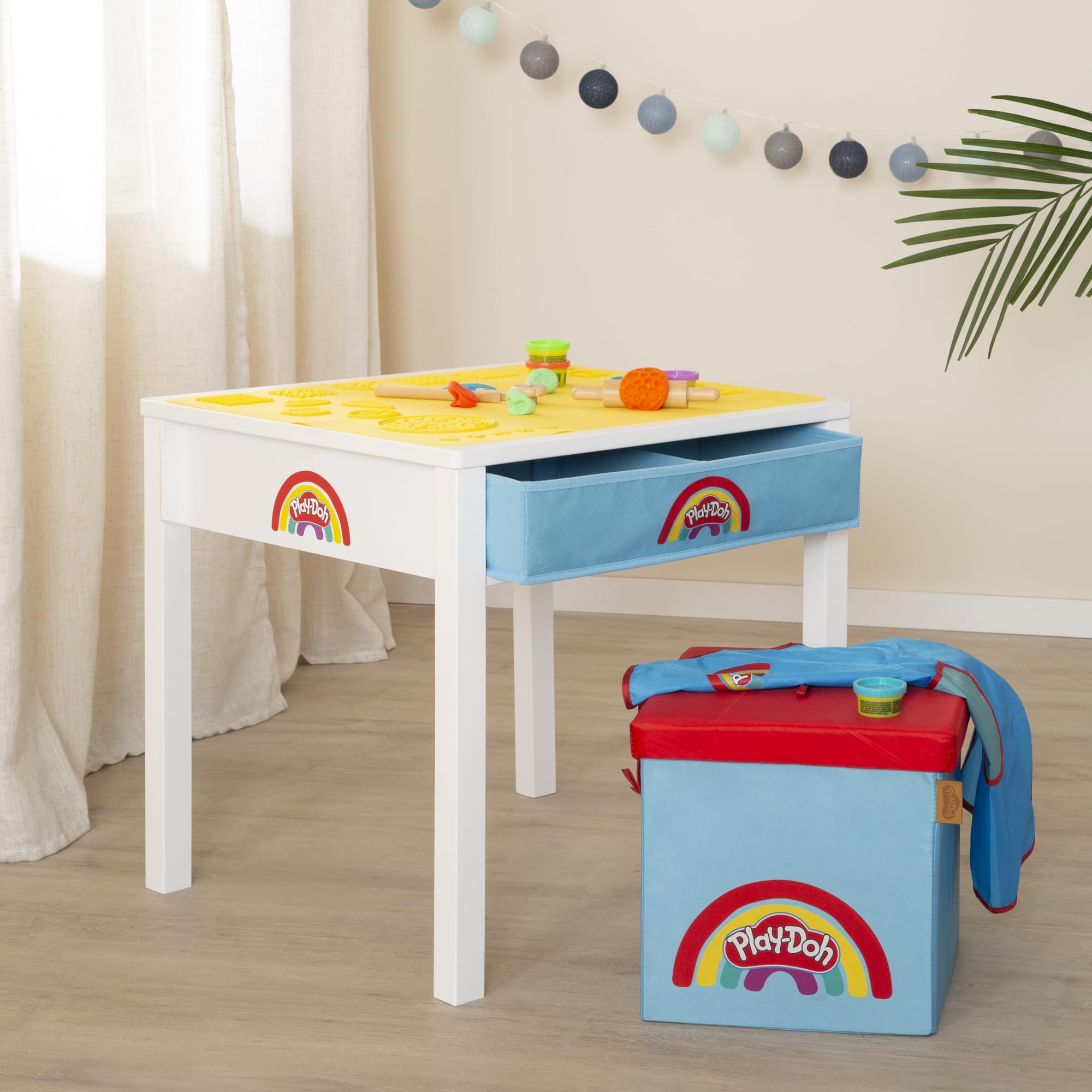 roba x Play-Doh Basteltisch mit Hocker - Spielset aus FSC-zertifiziertem Holz mit 6 Knetdosen, Holzwerkzeugen, 3D-Kreativmatte, Schürze & Aufbewahrungsbox - Ab 3 Jahren