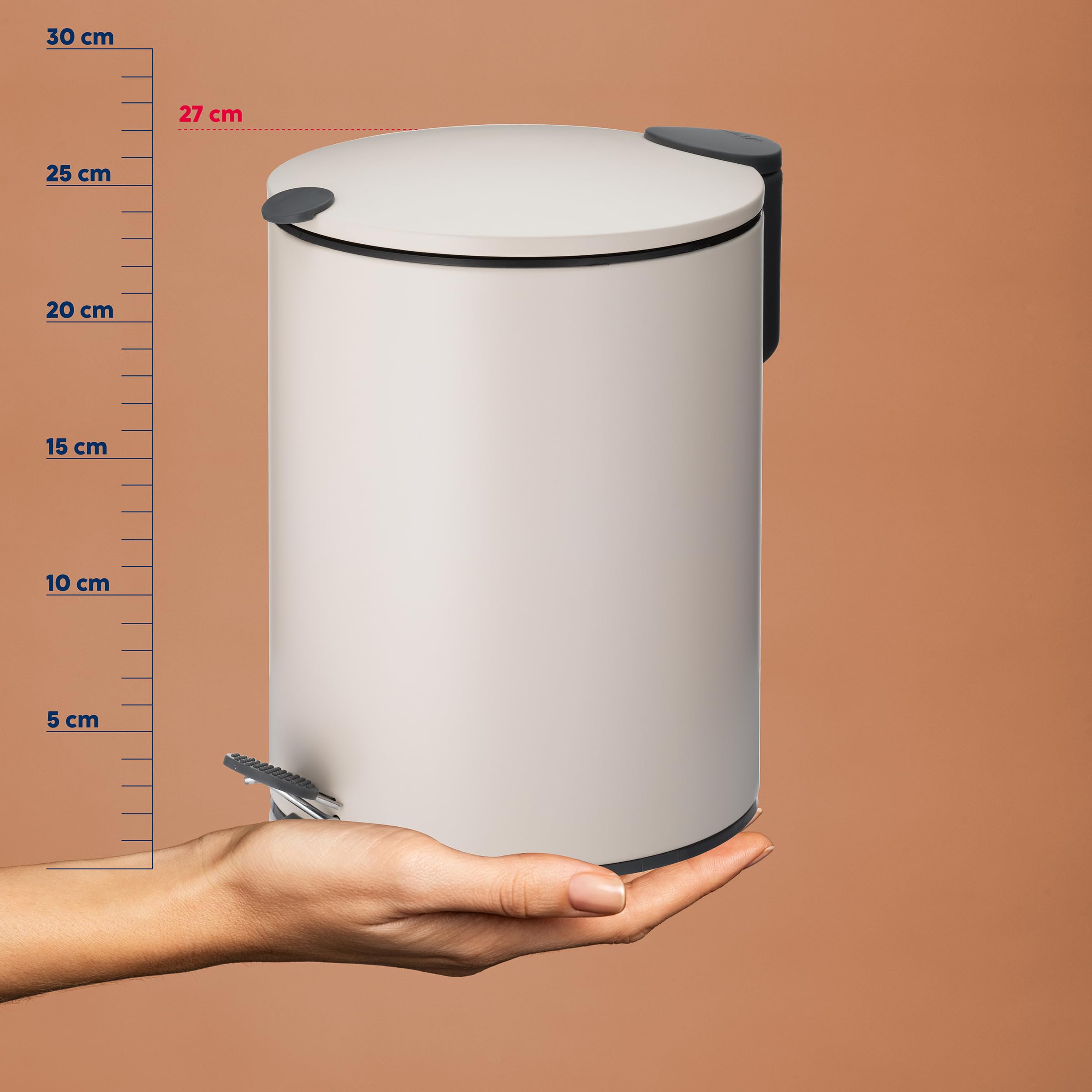 kela Cestino per cosmetici 5 l beige opaco, coperchio Silent Close, cestino a pedale per bagno MATS, cestino per bagno con sacchetto interno e manici per il trasporto